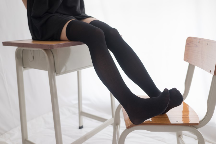 图片[10]-喵写真 VOL.006 课桌上秀黑丝美腿 – 速更版-美库