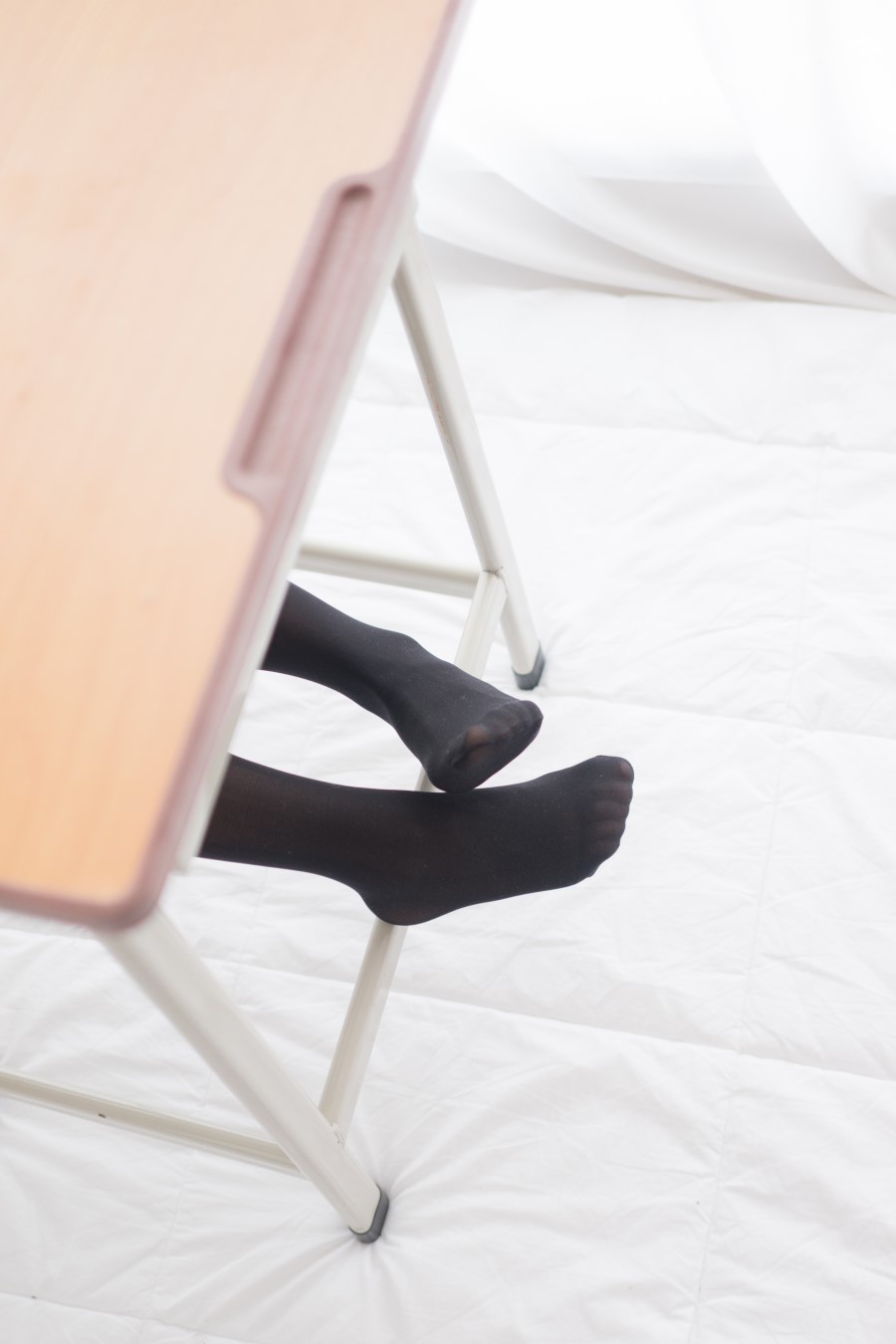 图片[26]-喵写真 VOL.006 课桌上秀黑丝美腿 – 速更版-美库