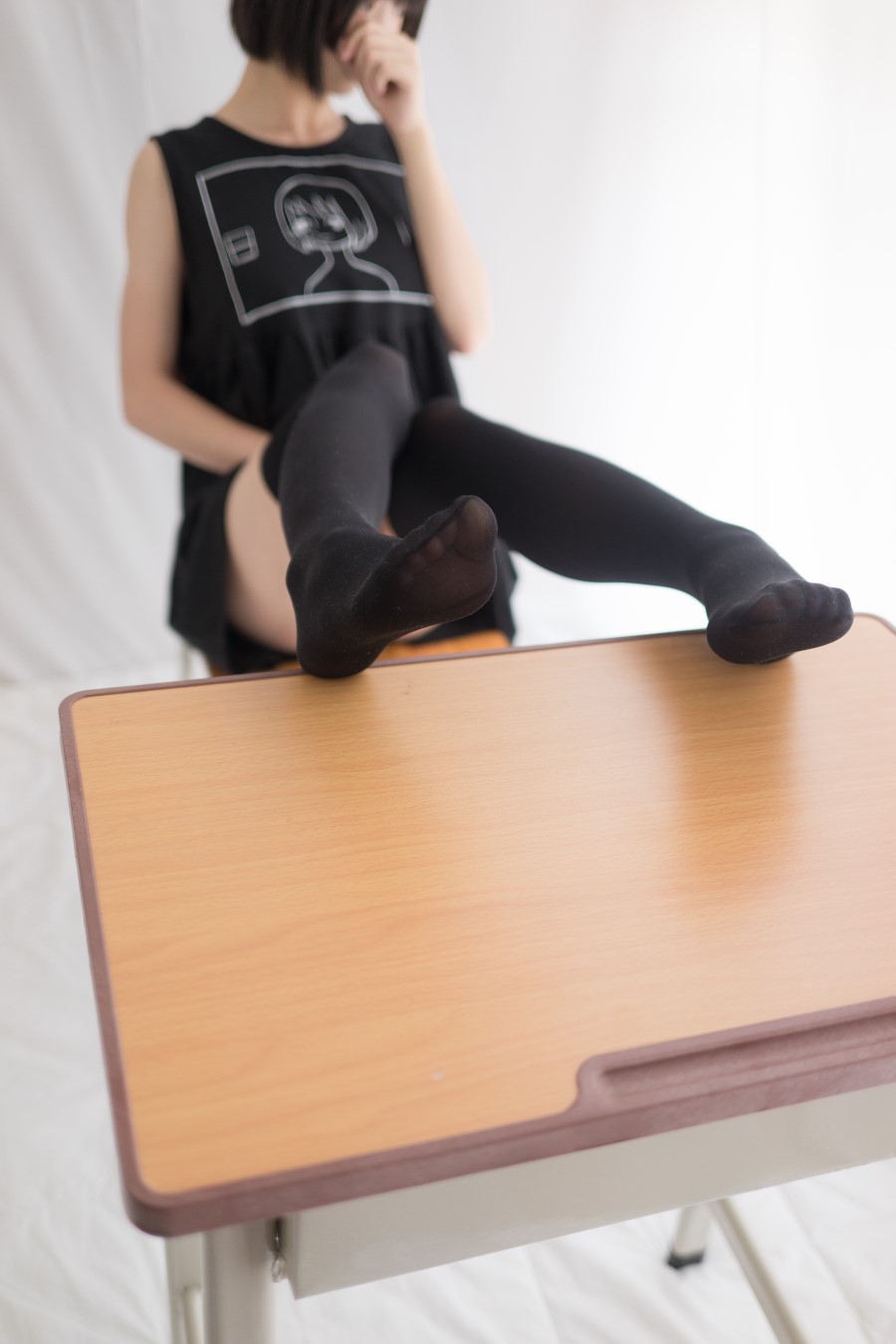 图片[42]-喵写真 VOL.006 课桌上秀黑丝美腿 – 速更版-美库