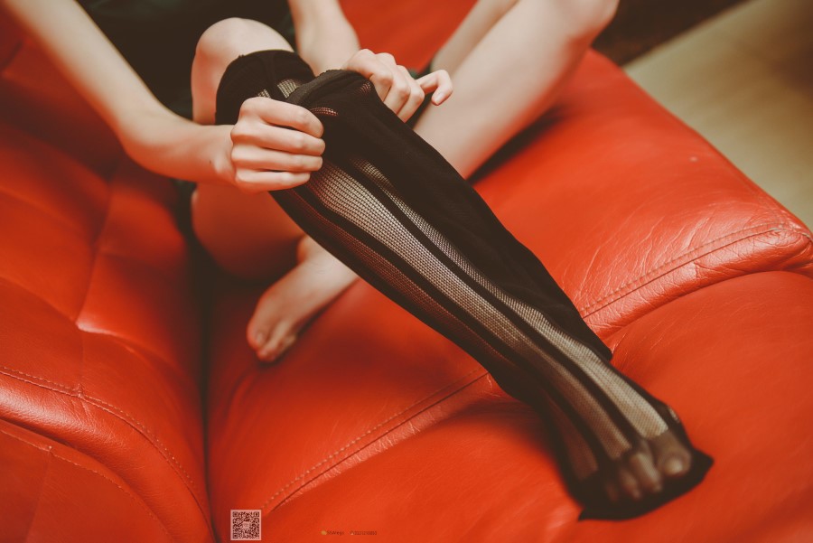 图片[9]-SSA丝社 第019期：小琪琪 KTV包厢里的魅惑黑丝网袜裸足特写 – 速更版-美库