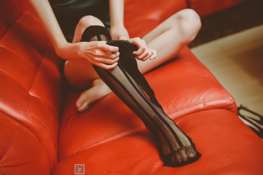 图片[10]-SSA丝社 第019期：小琪琪 KTV包厢里的魅惑黑丝网袜裸足特写 – 速更版-美库