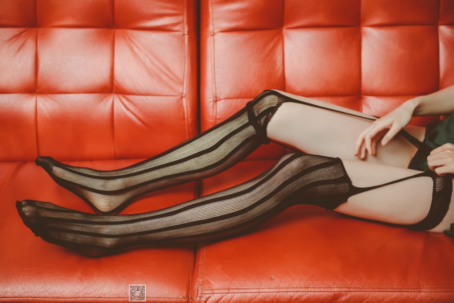 图片[17]-SSA丝社 第019期：小琪琪 KTV包厢里的魅惑黑丝网袜裸足特写 – 速更版-美库