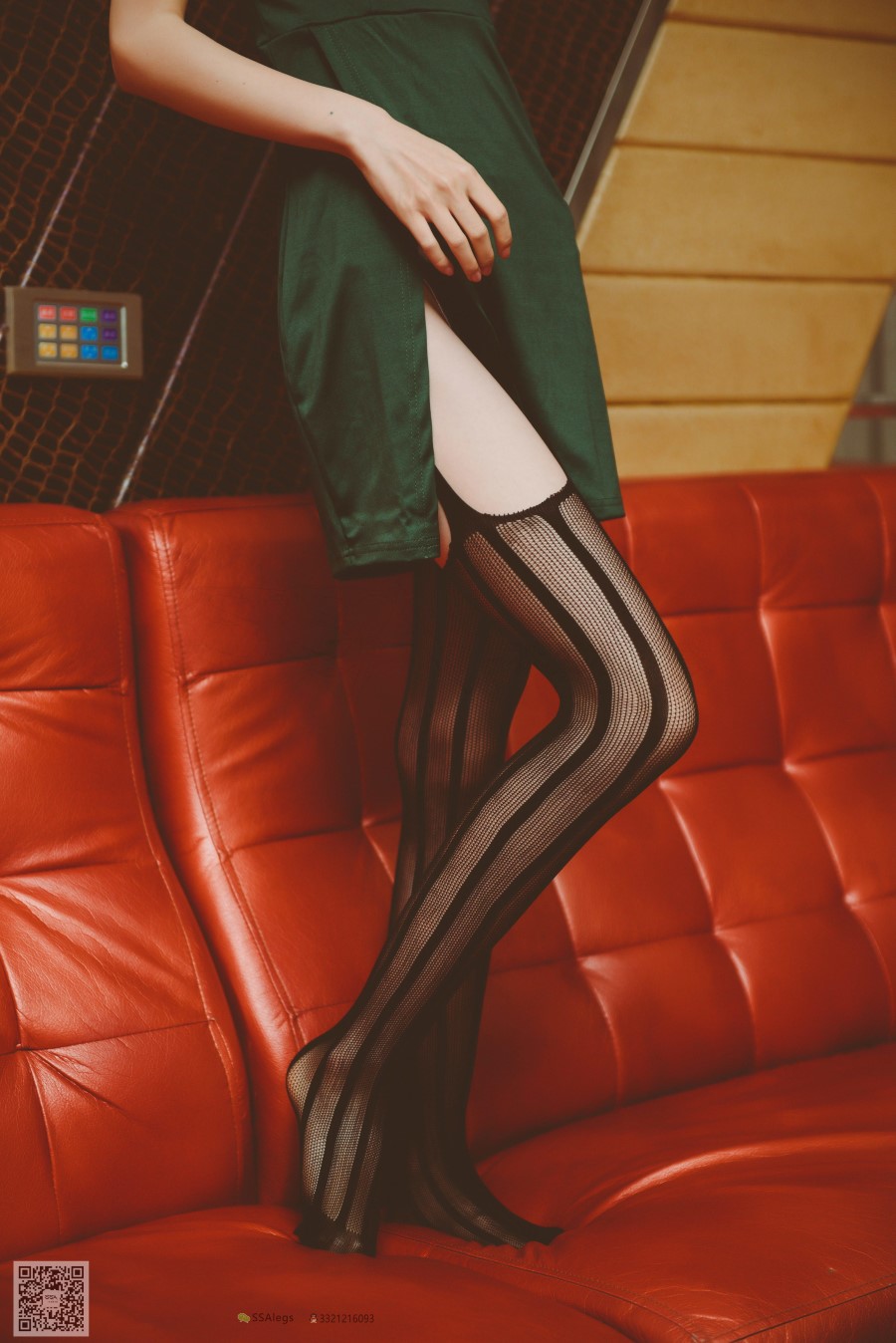 图片[20]-SSA丝社 第019期：小琪琪 KTV包厢里的魅惑黑丝网袜裸足特写 – 速更版-美库