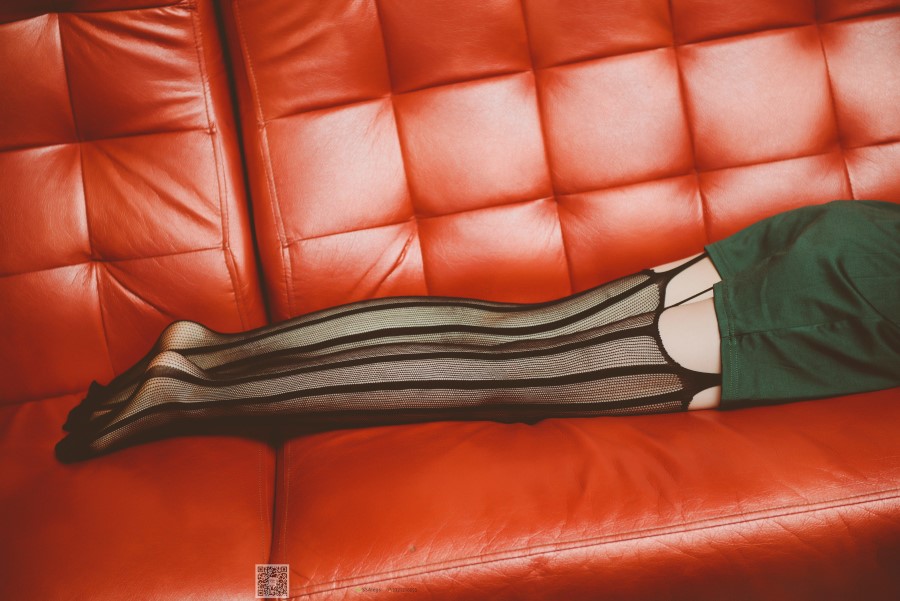 图片[70]-SSA丝社 第019期：小琪琪 KTV包厢里的魅惑黑丝网袜裸足特写 – 速更版-美库