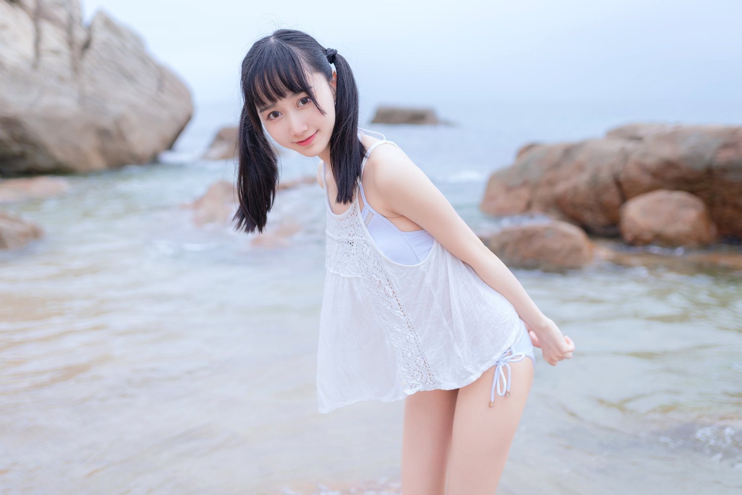 网红Coser@木绵绵OwO 海边白色比基尼 在线浏览 - 速更版-艺库