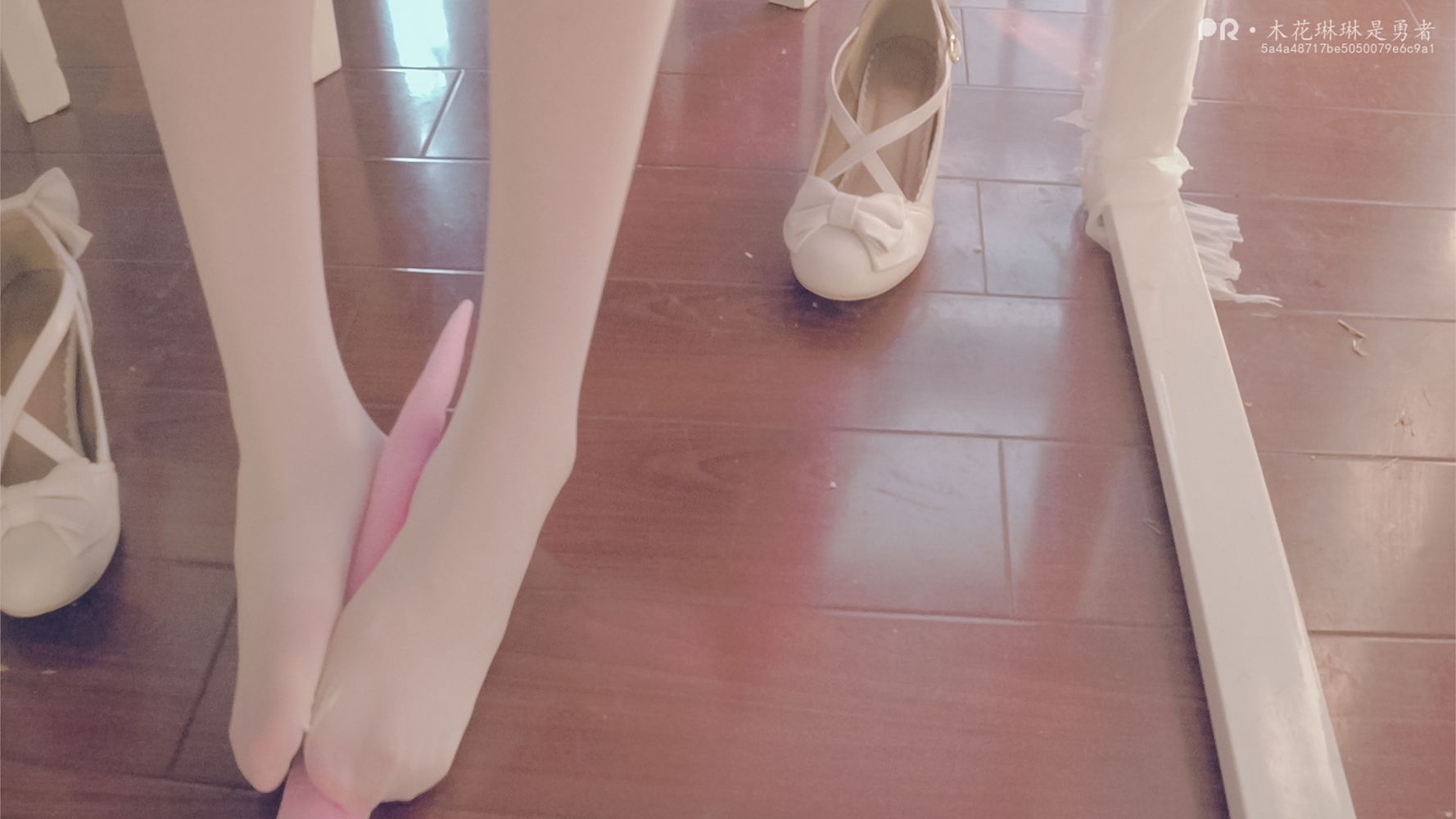 图片[2]-网红Coser@木花琳琳是勇者 桌下小裙子白丝play!  在线浏览 –-翎羽暗房
