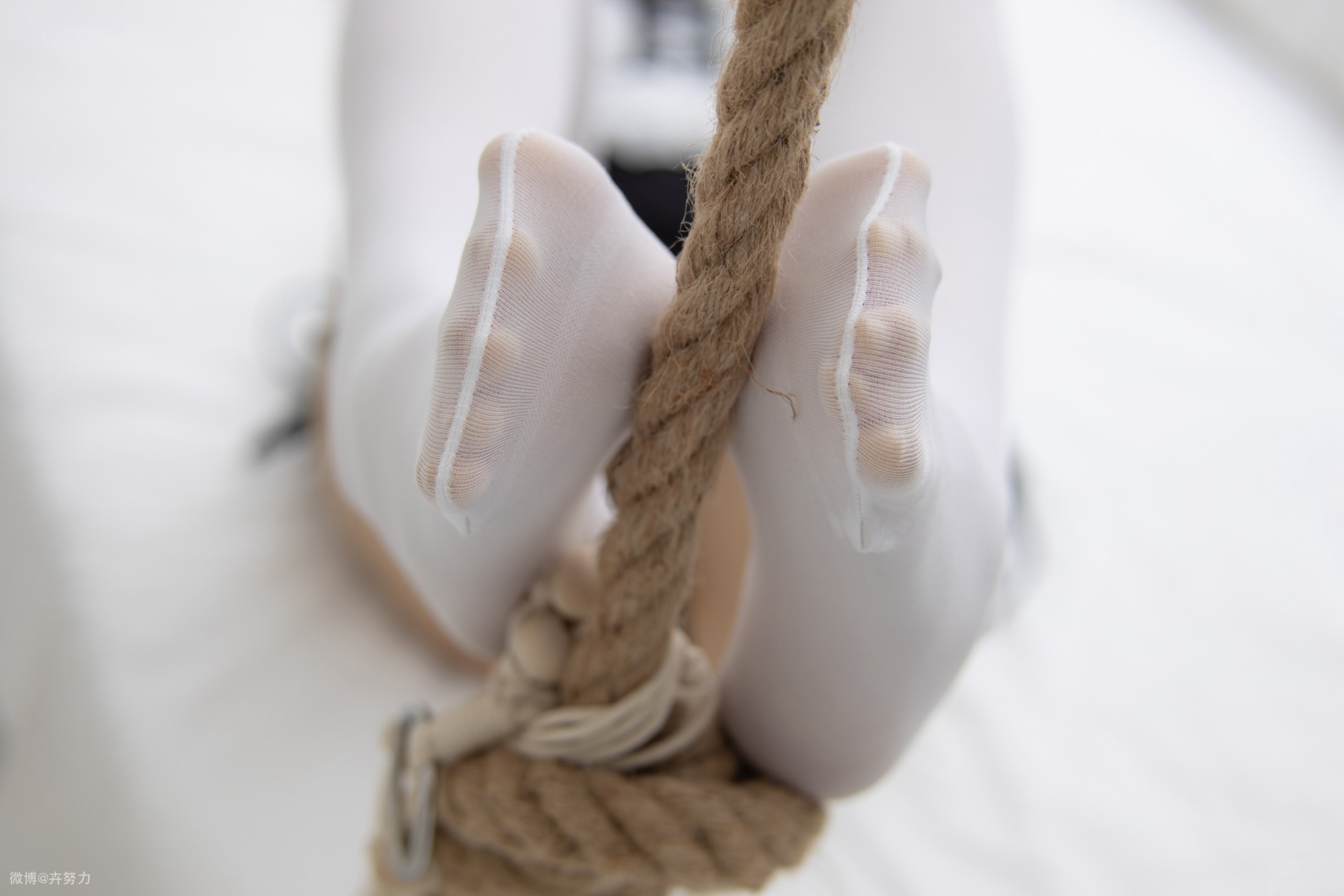 图片[105]-[森萝财团写真] JKFUN-038《湿气很重的白色房间》80D白色过膝袜 卉子 在线浏览 – 速更版-美库