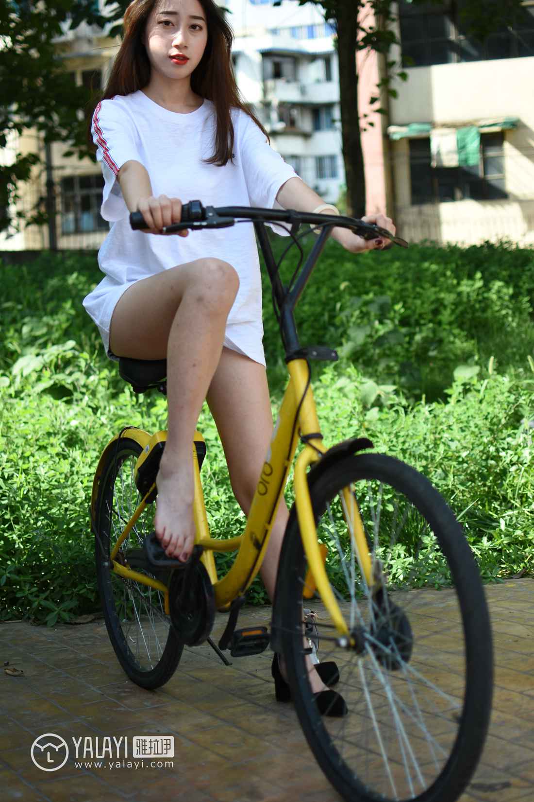 图片[71]-[YALAYI雅拉伊] 2018.10.25 No.013 阳光下的裸腿单车 木晓雨 在线浏览 – 速更版-美库