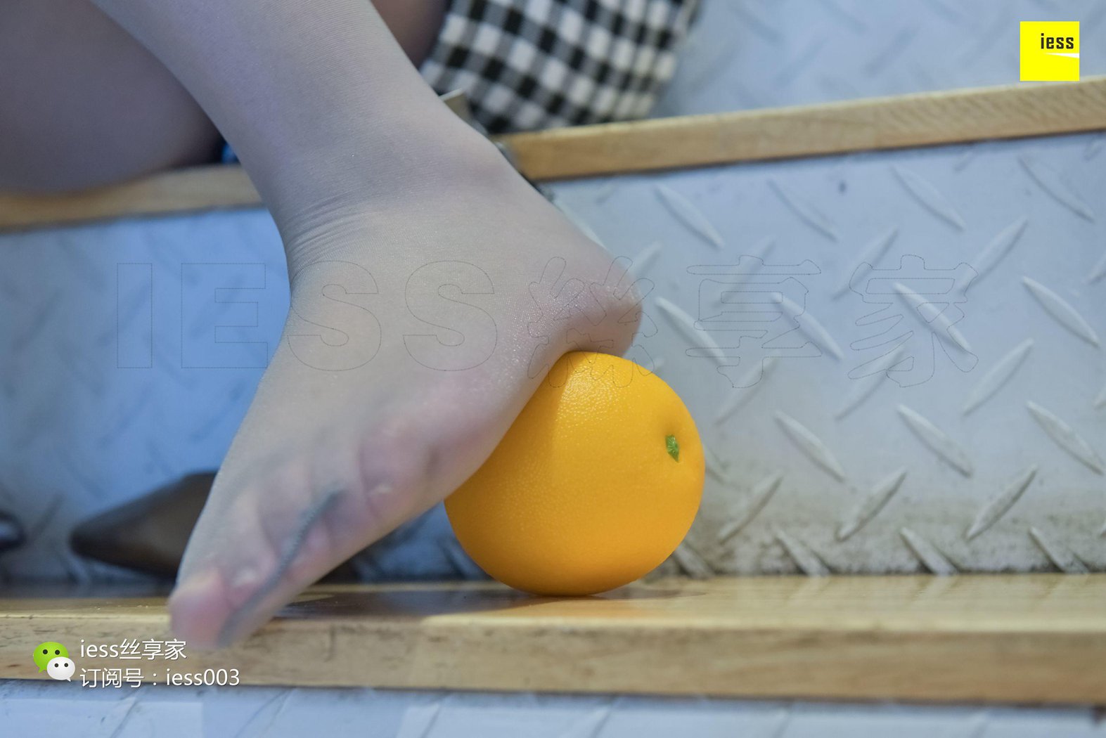 图片[3]-[IESS异思趣向] 2017.11.13 丝享家102：《灰丝脚玩橘子》文欣 在线浏览 – 速更版-美库