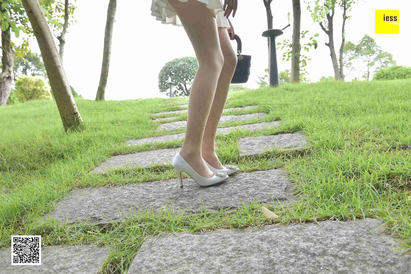 图片[9]-[IESS异思趣向] 2017.11.14 丝享家103：《草地上的肉丝短裙》七七 在线浏览 – 速更版-美库