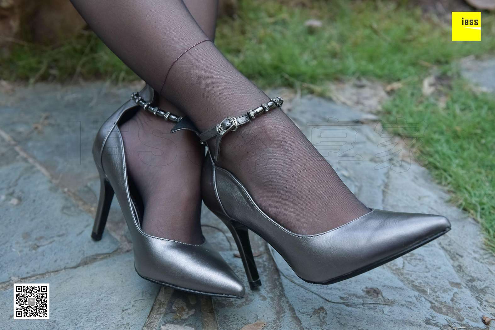 图片[32]-[IESS异思趣向] 2017.11.30 丝享家115：《花园乘凉的黑丝美女》秋秋 在线浏览 – 速更版-美库