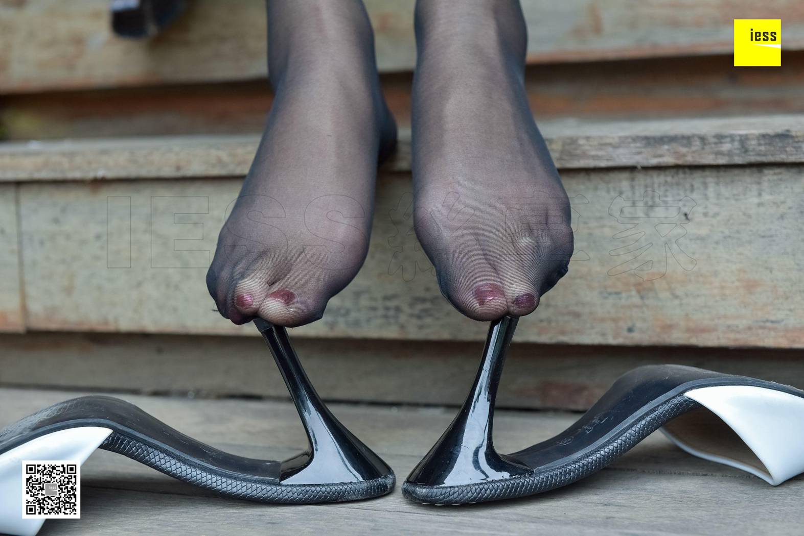 图片[5]-[IESS异思趣向] 2017.12.19 丝享家128：《露脐小短裙黑丝》晶晶 在线浏览 – 速更版-美库