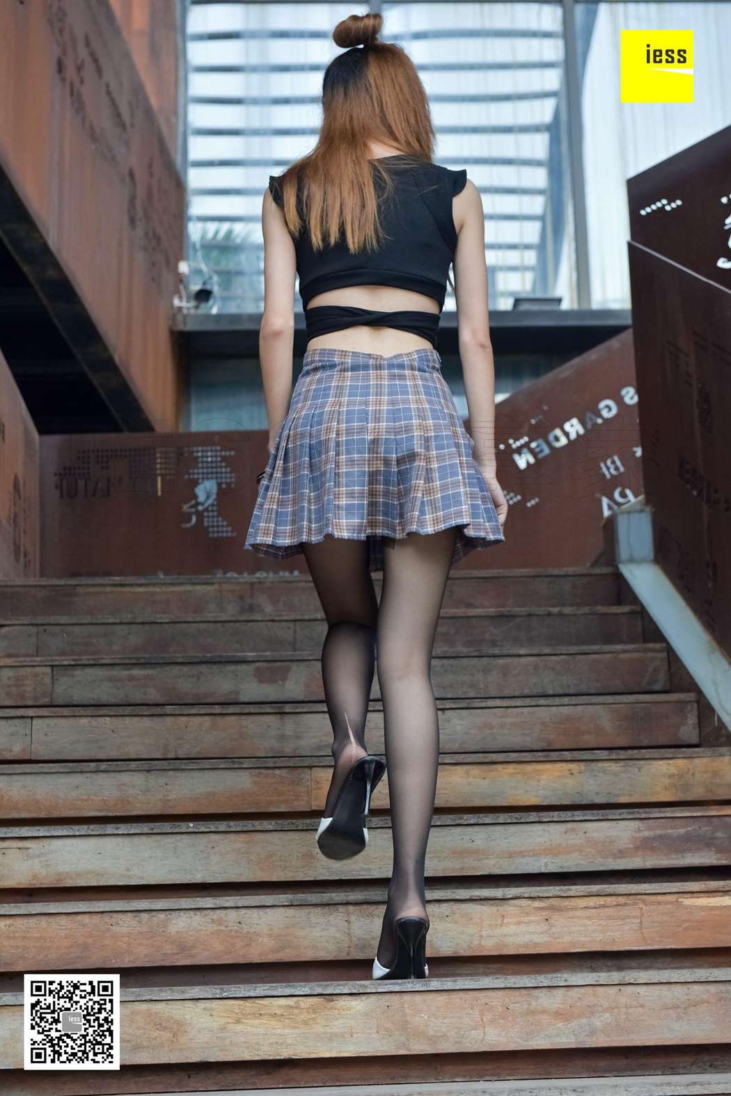 图片[32]-[IESS异思趣向] 2017.12.19 丝享家128：《露脐小短裙黑丝》晶晶 在线浏览 – 速更版-美库