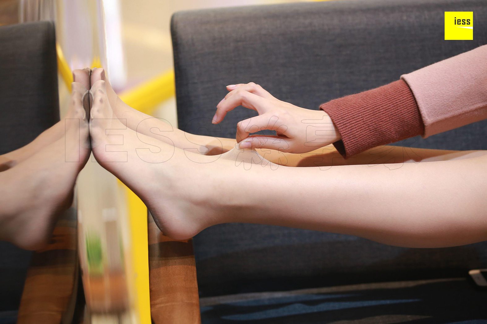 图片[95]-[IESS异思趣向] 2018.01.22 丝享家152：《大长腿的无暇美足》紫紫 在线浏览 – 速更版-美库