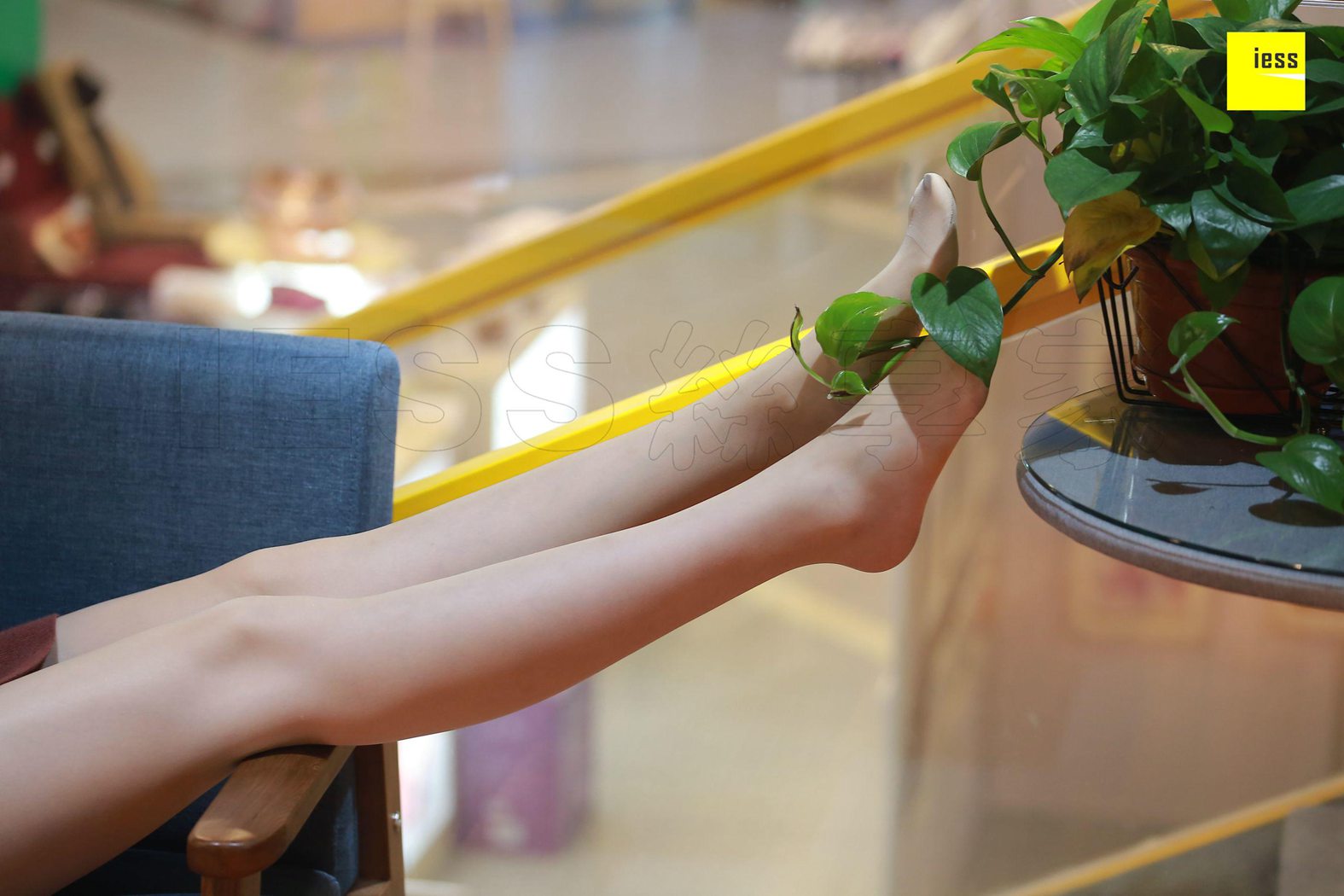 图片[32]-[IESS异思趣向] 2018.01.22 丝享家152：《大长腿的无暇美足》紫紫 在线浏览 – 速更版-美库