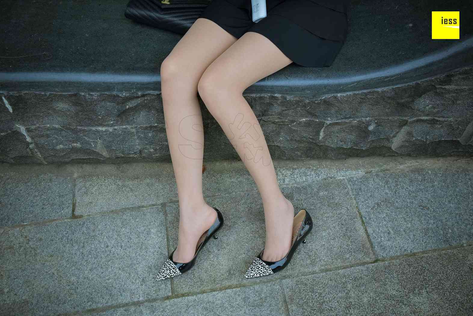 图片[54]-[IESS异思趣向] 2018.02.14 丝享家169：《坐在石凳上的美女》七七 在线浏览 – 速更版-美库