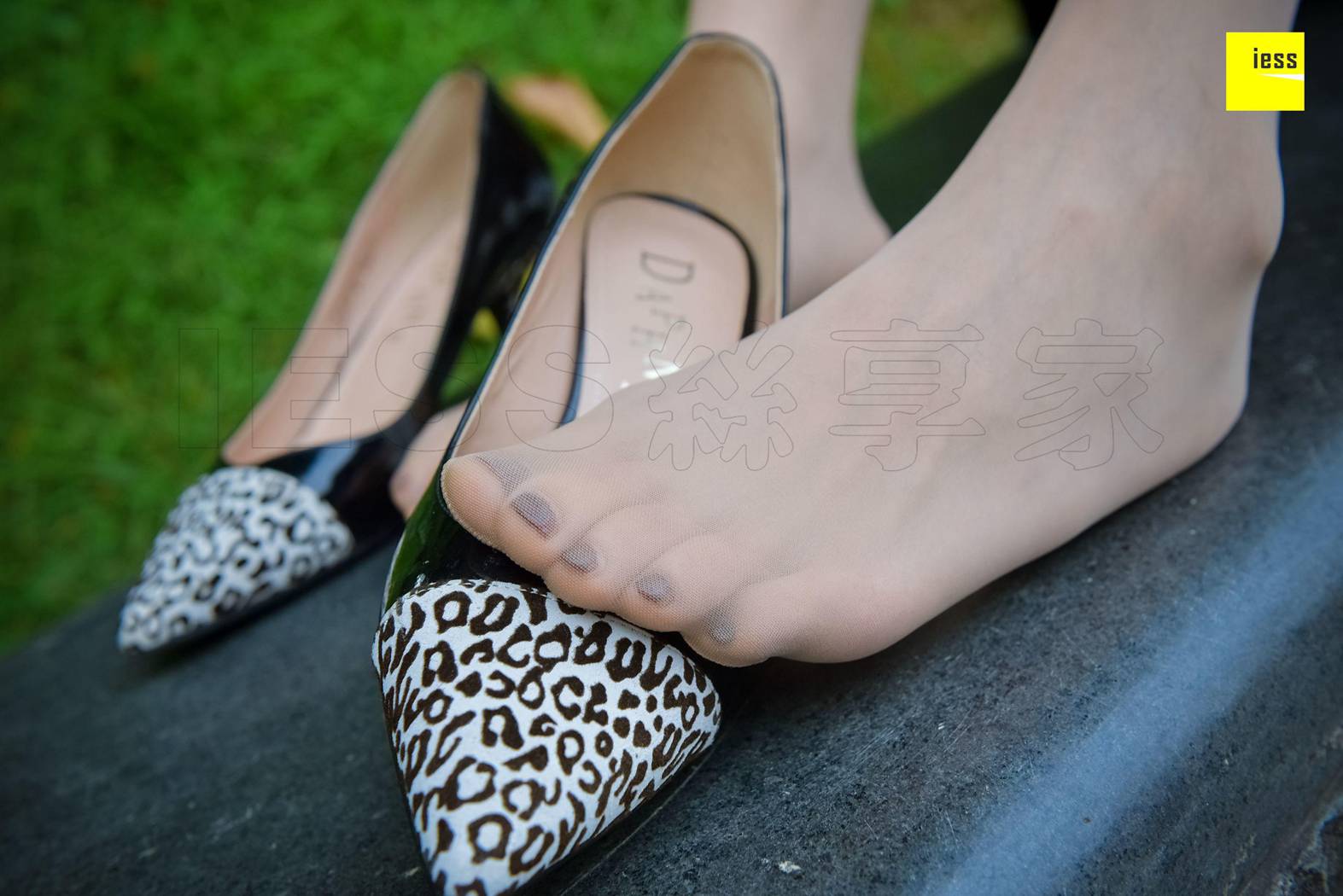 图片[31]-[IESS异思趣向] 2018.02.14 丝享家169：《坐在石凳上的美女》七七 在线浏览 – 速更版-美库