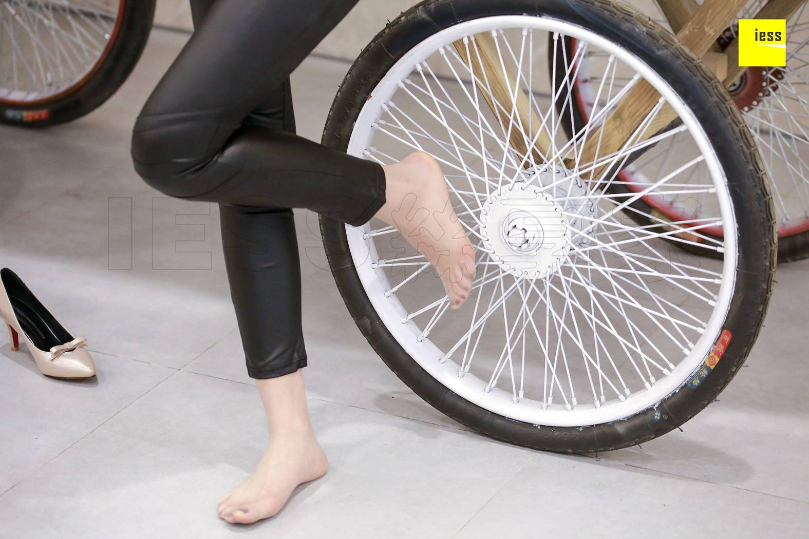 图片[23]-[IESS异思趣向] 2018.02.23 丝享家176：《七七演绎皮裤肉丝》七七 在线浏览 – 速更版-美库