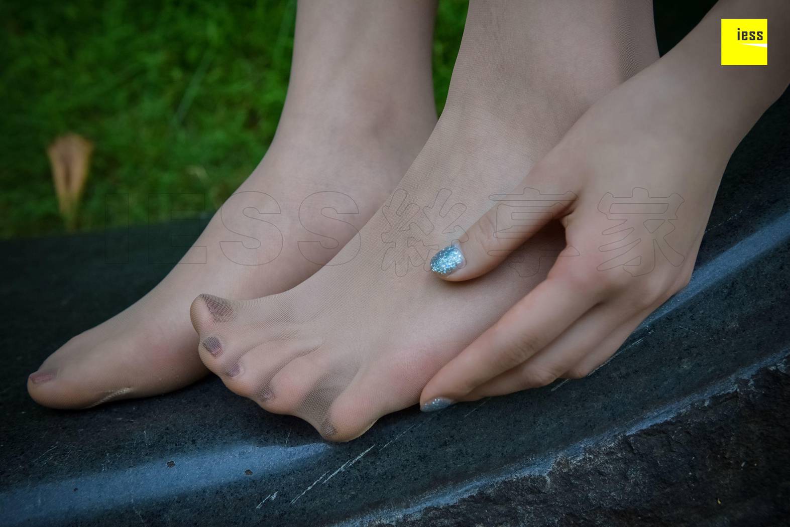 图片[100]-[IESS异思趣向] 2018.02.14 丝享家169：《坐在石凳上的美女》七七 在线浏览 – 速更版-美库