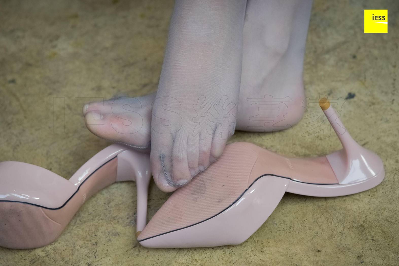 图片[90]-[IESS异思趣向] 2018.02.28 丝享家179：《知性灰丝凉拖》来来 在线浏览 – 速更版-美库