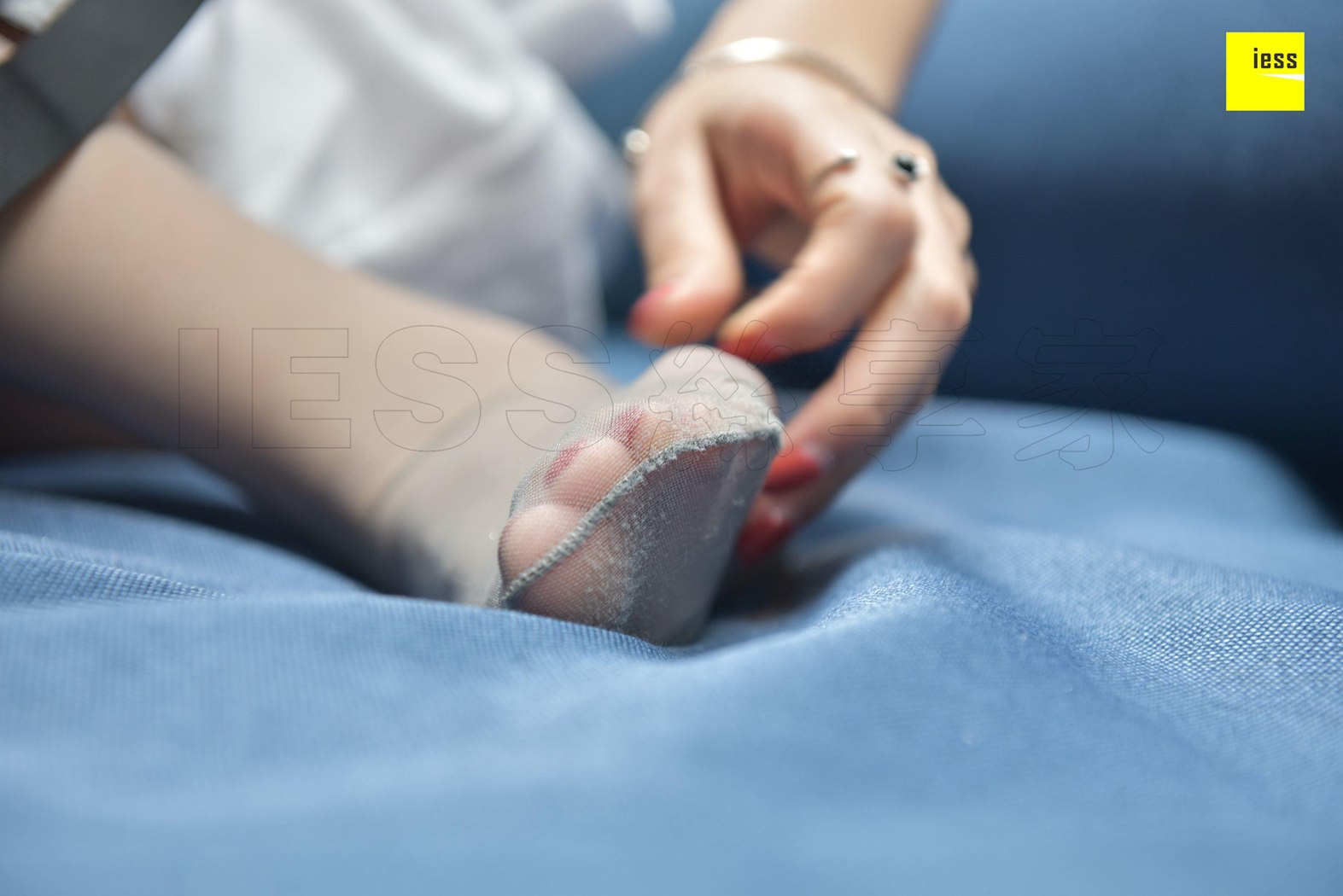 图片[29]-[IESS异思趣向] 2018.03.14 丝享家189：《一字扣凉鞋灰丝》七七 在线浏览 – 速更版-美库