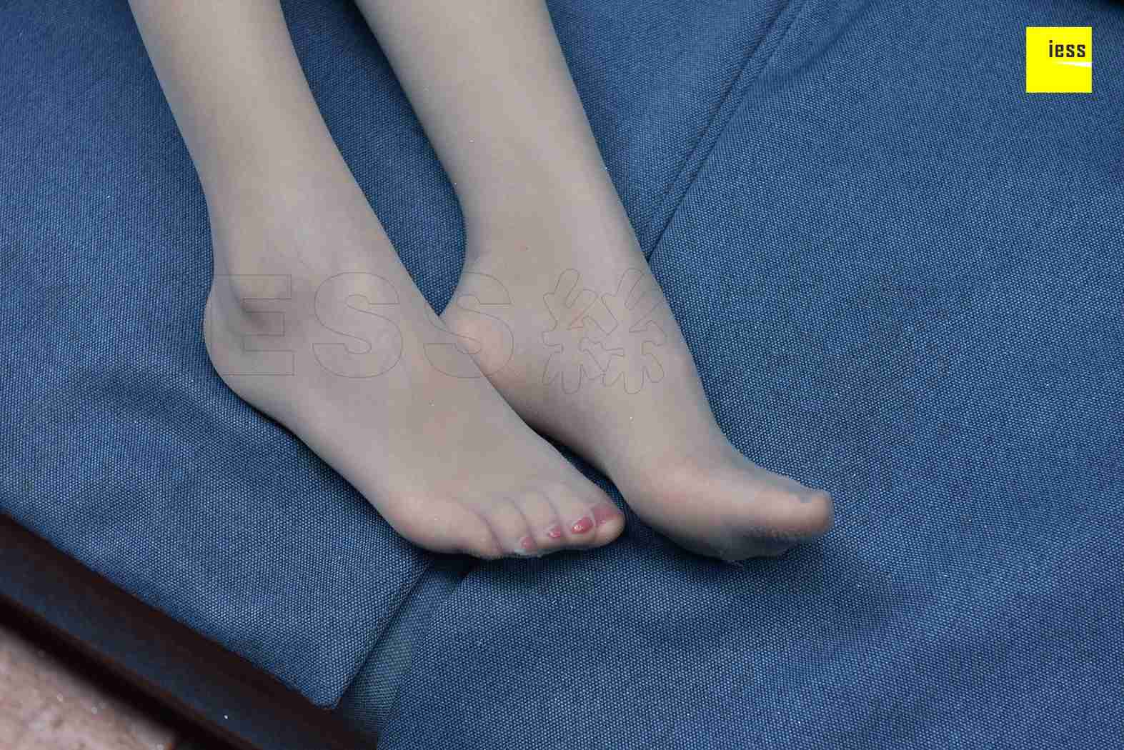 图片[28]-[IESS异思趣向] 2018.03.14 丝享家189：《一字扣凉鞋灰丝》七七 在线浏览 – 速更版-美库