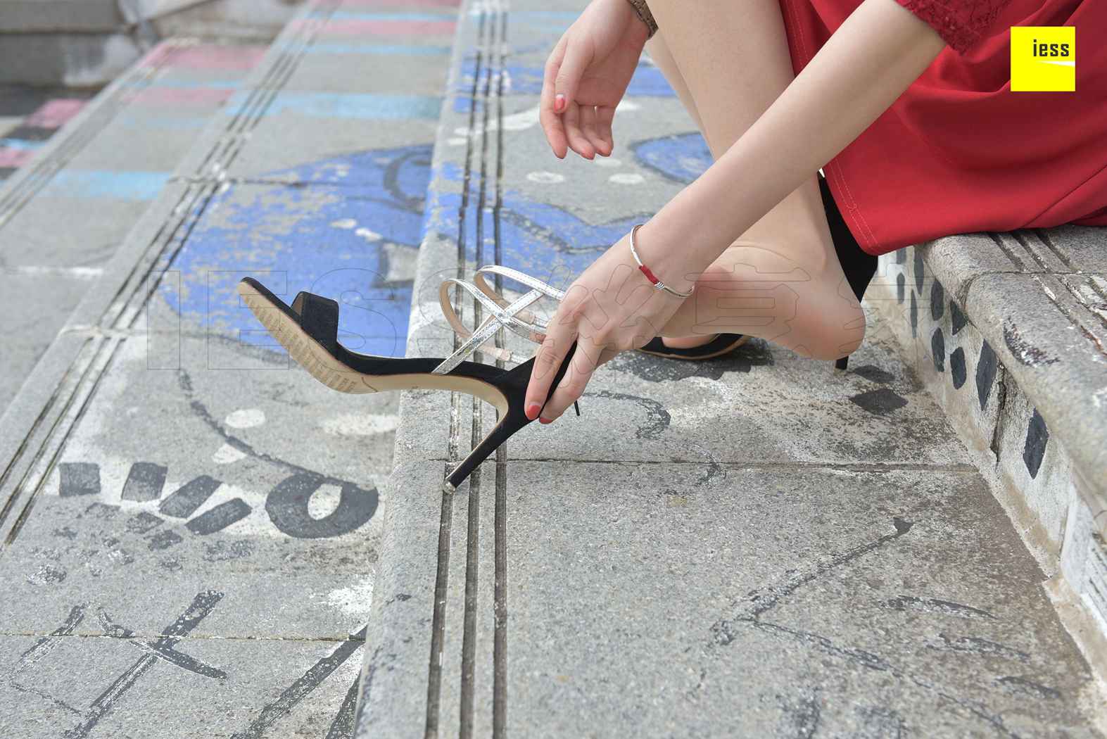 图片[66]-[IESS异思趣向] 2018.03.28 丝享家199：《红裙性感凉鞋Ⅱ》七七 在线浏览 – 速更版-美库