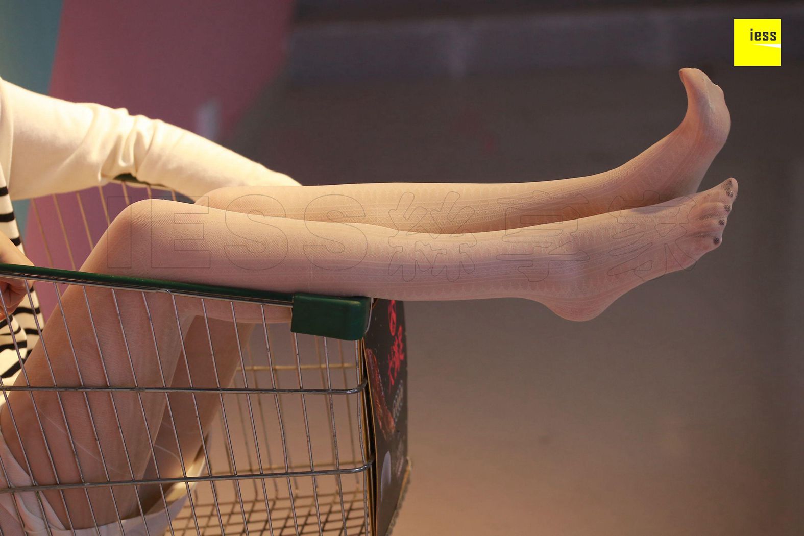 图片[53]-[IESS异思趣向] 2018.04.03 丝享家203：《练歌房白丝美女》紫紫 在线浏览 – 速更版-美库