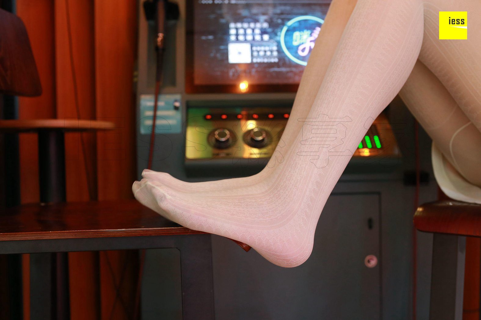 图片[47]-[IESS异思趣向] 2018.04.03 丝享家203：《练歌房白丝美女》紫紫 在线浏览 – 速更版-美库