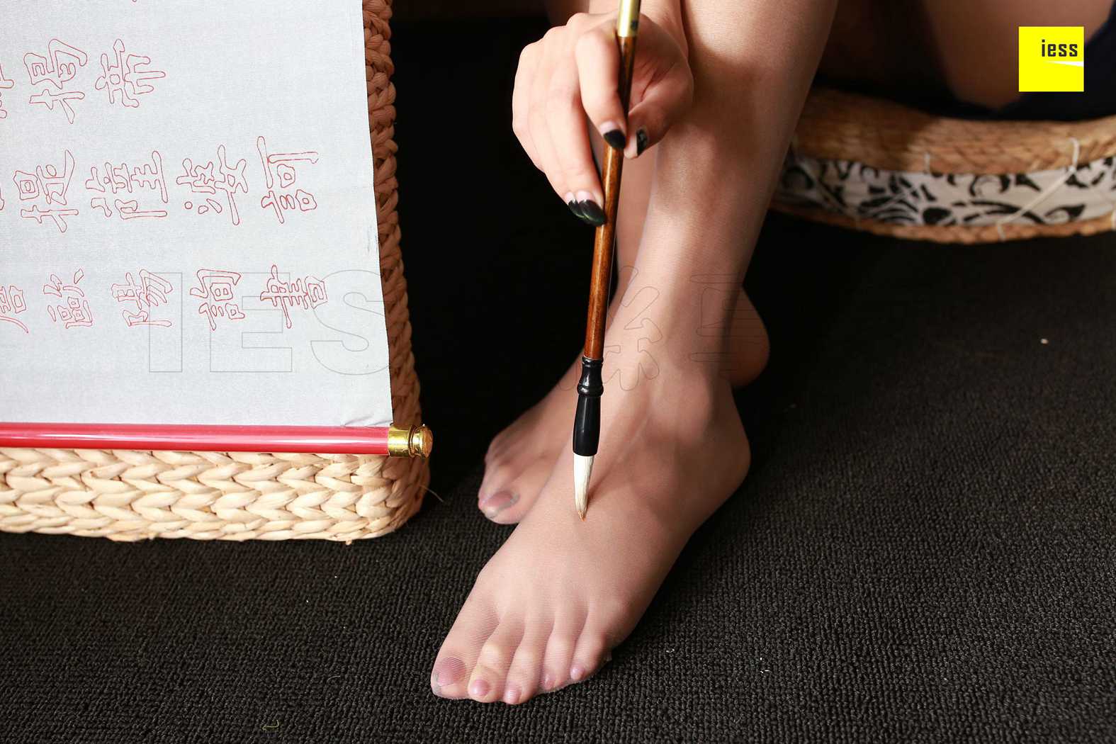 图片[6]-[IESS异思趣向] 2018.05.11 丝享家230：《笔情墨趣 幽幽袜香》婉萍 在线浏览 – 速更版-美库