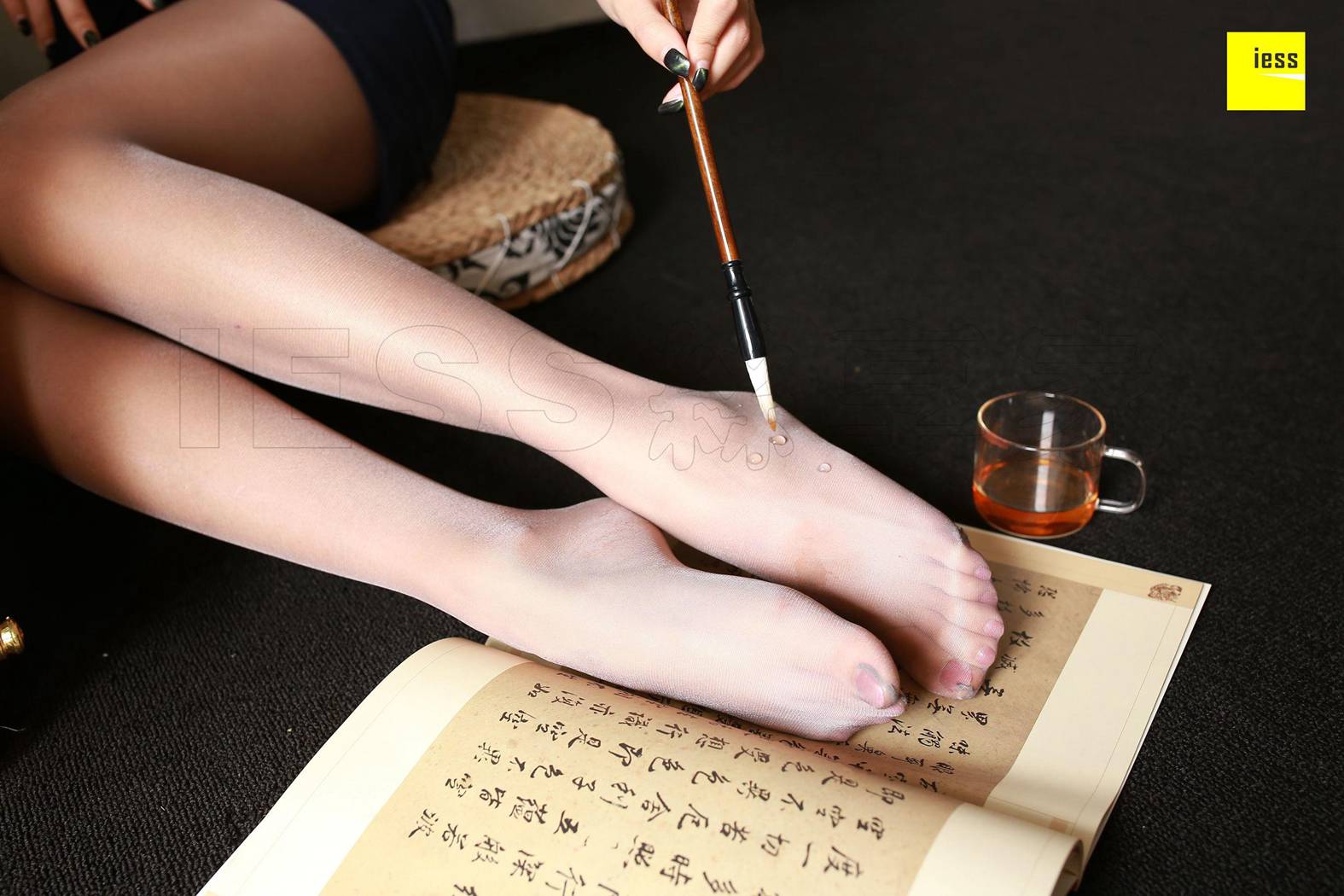 图片[10]-[IESS异思趣向] 2018.05.11 丝享家230：《笔情墨趣 幽幽袜香》婉萍 在线浏览 – 速更版-美库