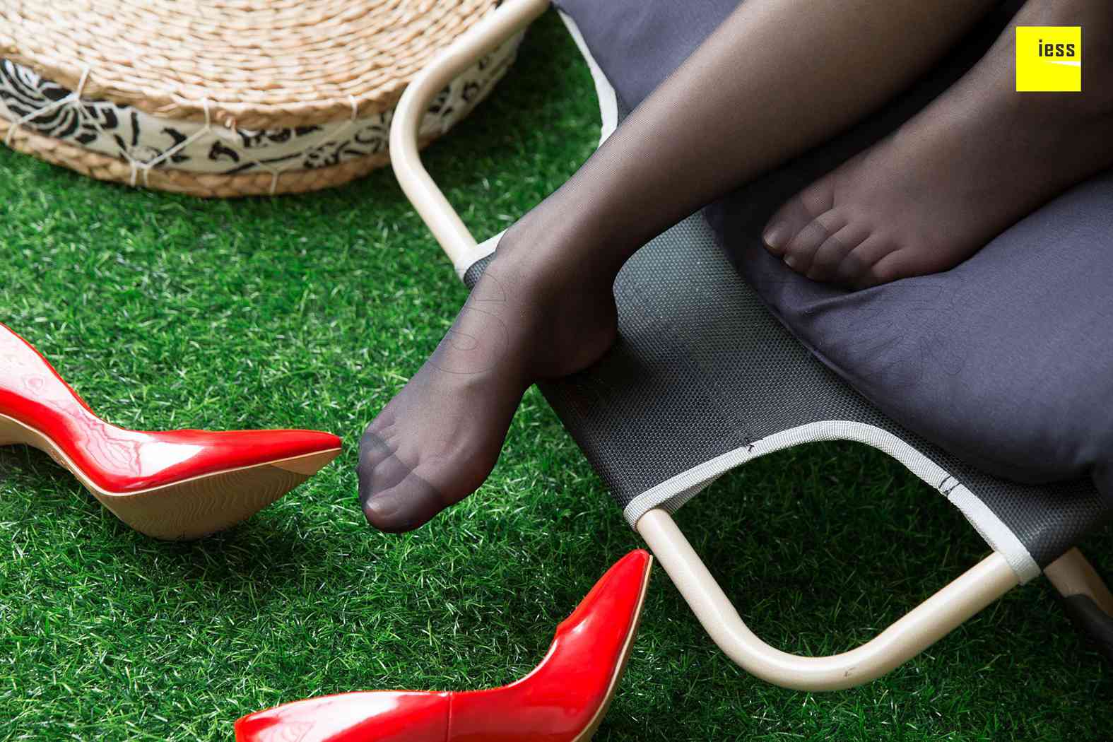 图片[3]-[IESS异思趣向] 2018.05.15 丝享家232：《肉肉脚风韵黑丝》文欣 在线浏览 – 速更版-美库