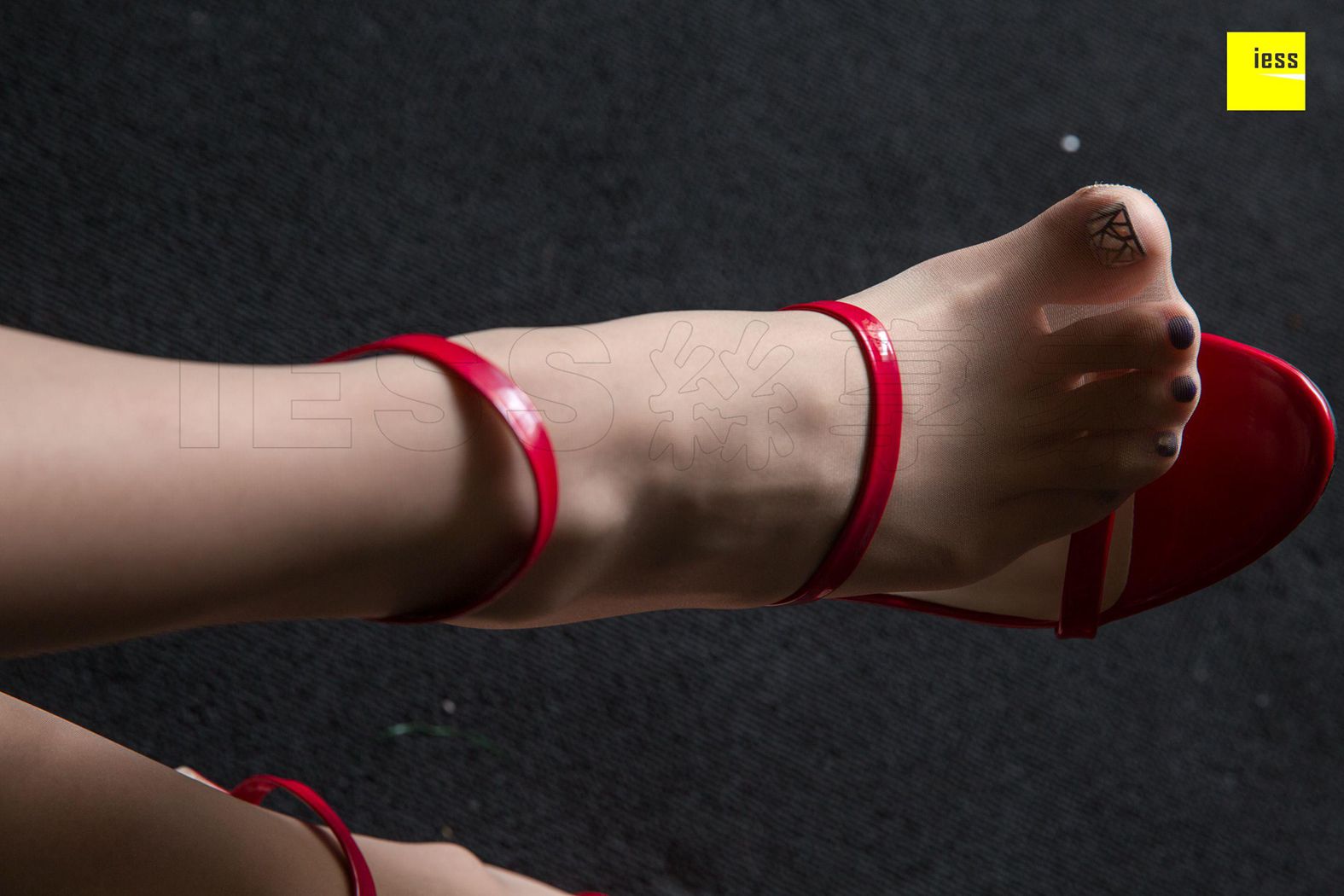 图片[23]-[IESS异思趣向] 2018.05.31 丝享家244：《辣妈破洞的肉丝脚底》君君 在线浏览 – 速更版-美库