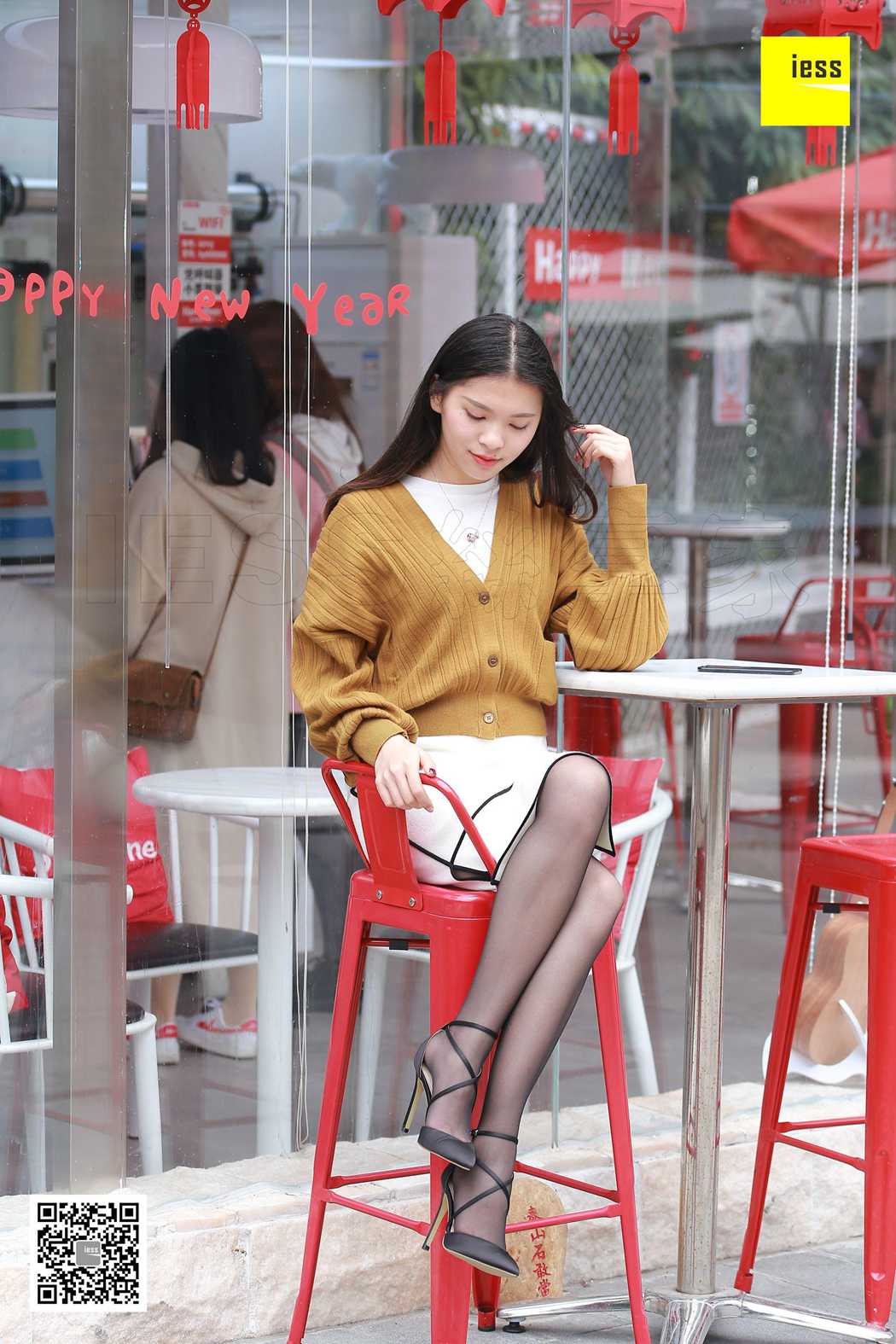 图片[4]-[IESS异思趣向] 2018.08.01 丝享家285：《独自等人的黑丝美女》七七 在线浏览 – 速更版-美库