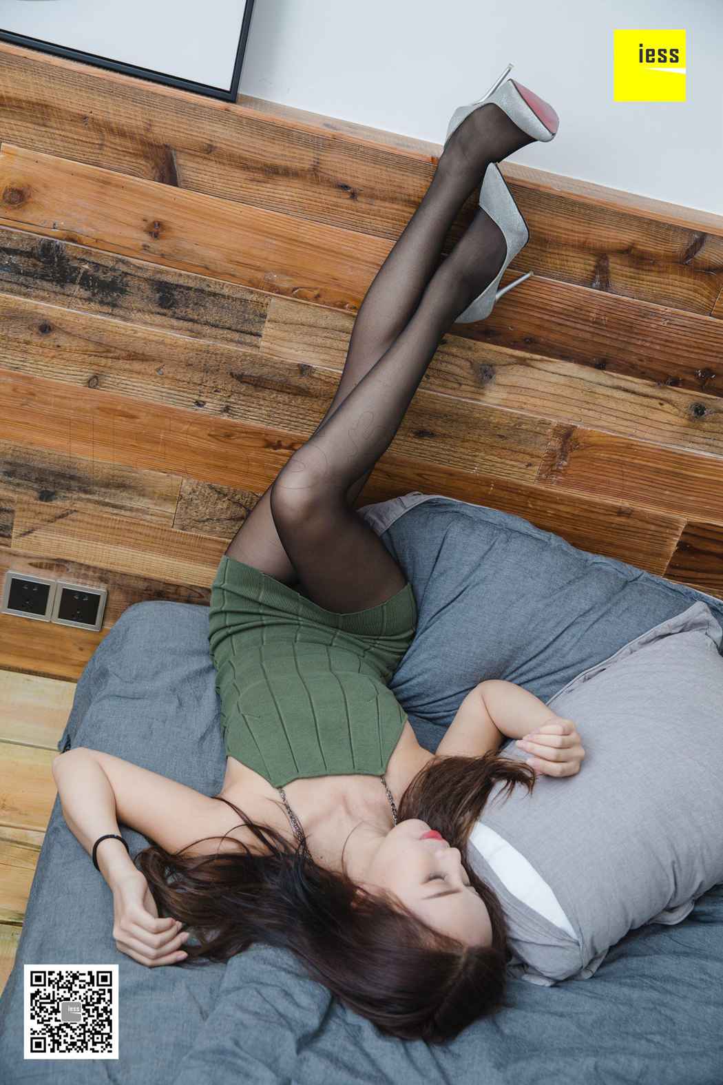 图片[24]-[IESS异思趣向] 2018.09.24 丝享家322：《小羽大露背黑丝》小羽 在线浏览 – 速更版-美库