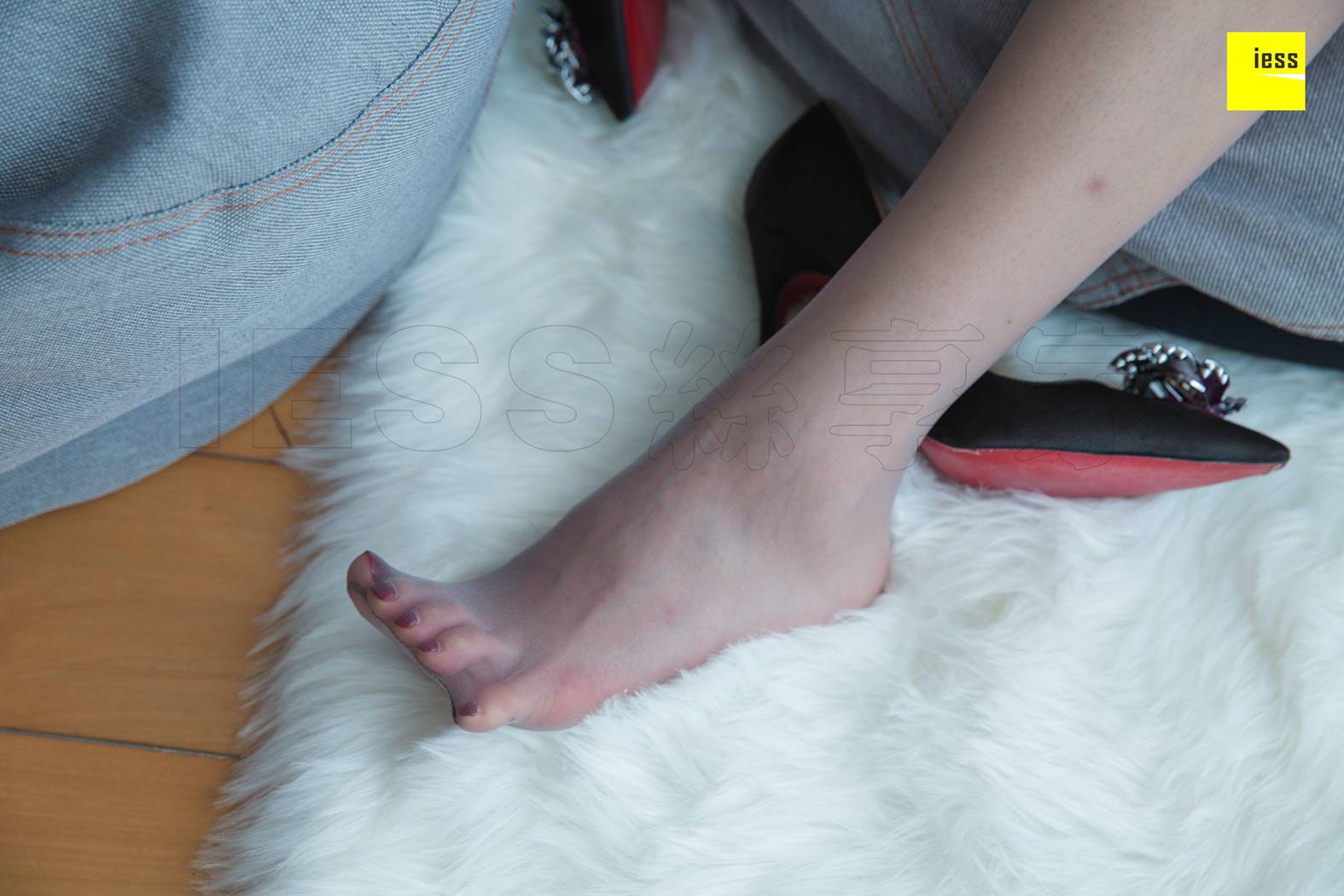 图片[48]-[IESS异思趣向] 2018.10.11 丝享家335：《白毛绒地毯上的灰丝》七七 在线浏览 – 速更版-美库