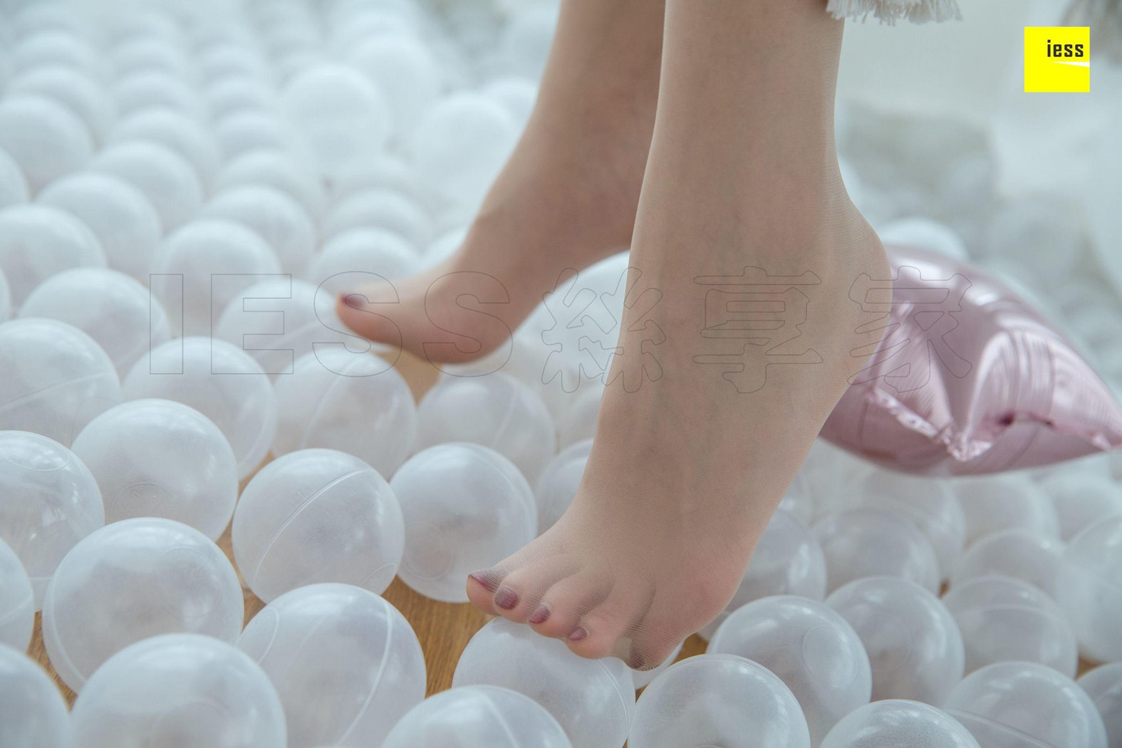 图片[51]-[IESS异思趣向] 2018.10.31 丝享家349：《红色蝴蝶结平底鞋》七七 在线浏览 – 速更版-美库