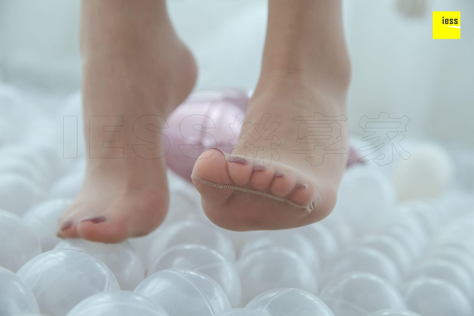 图片[37]-[IESS异思趣向] 2018.10.31 丝享家349：《红色蝴蝶结平底鞋》七七 在线浏览 – 速更版-美库