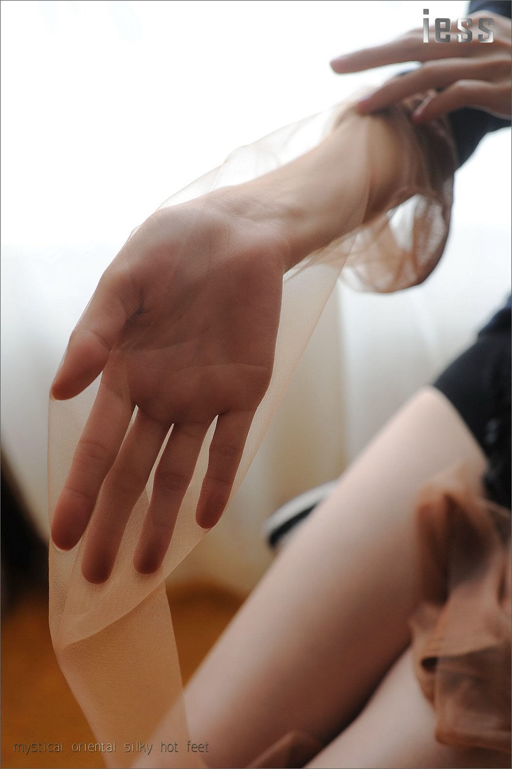 图片[32]-[IESS异思趣向] 2016.11.01 丝足便当027：《ES8复古无弹力丝袜细节秀I》含菲 在线浏览 – 速更版-美库