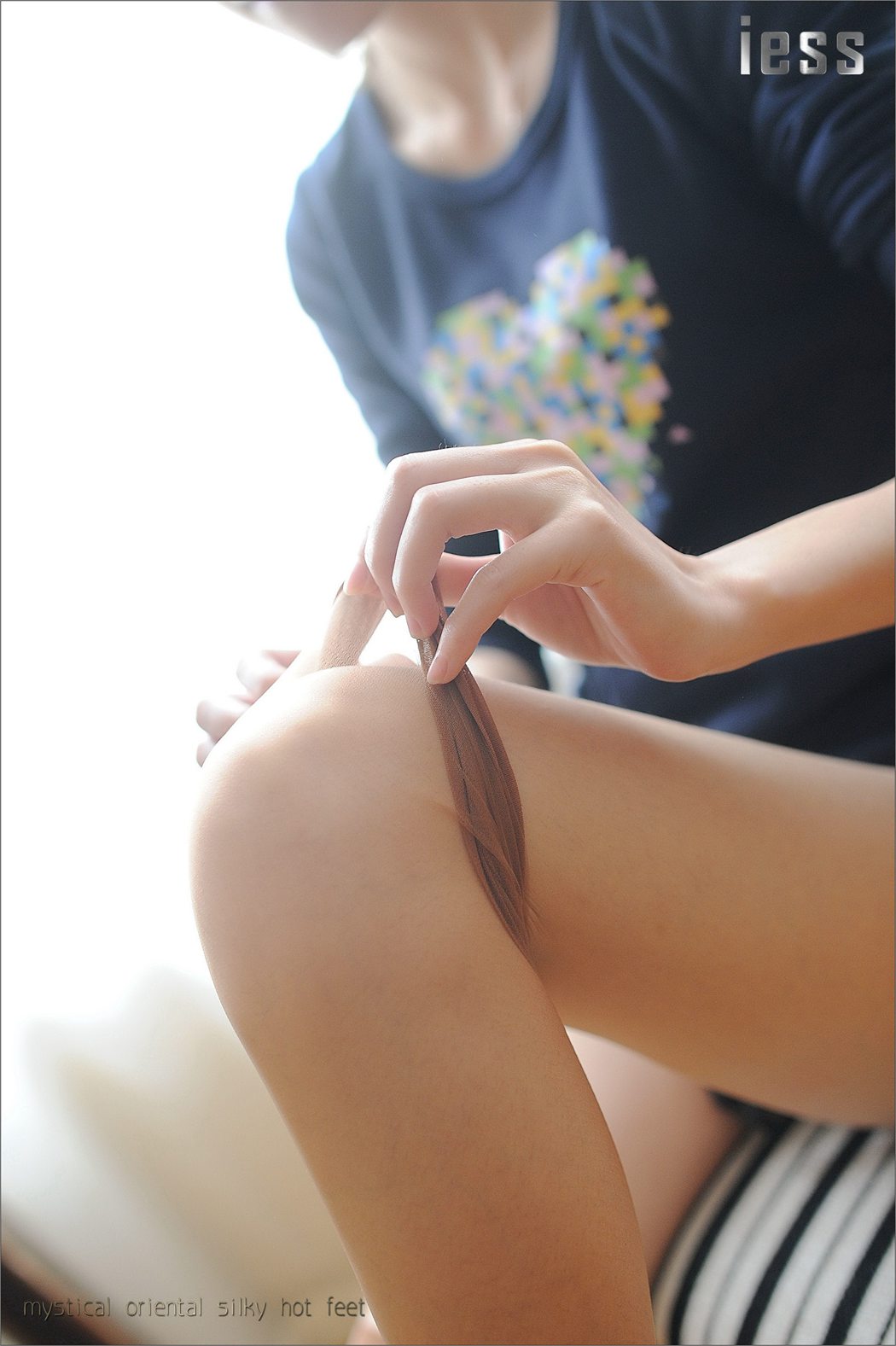 图片[93]-[IESS异思趣向] 2016.11.01 丝足便当027：《ES8复古无弹力丝袜细节秀I》含菲 在线浏览 – 速更版-美库