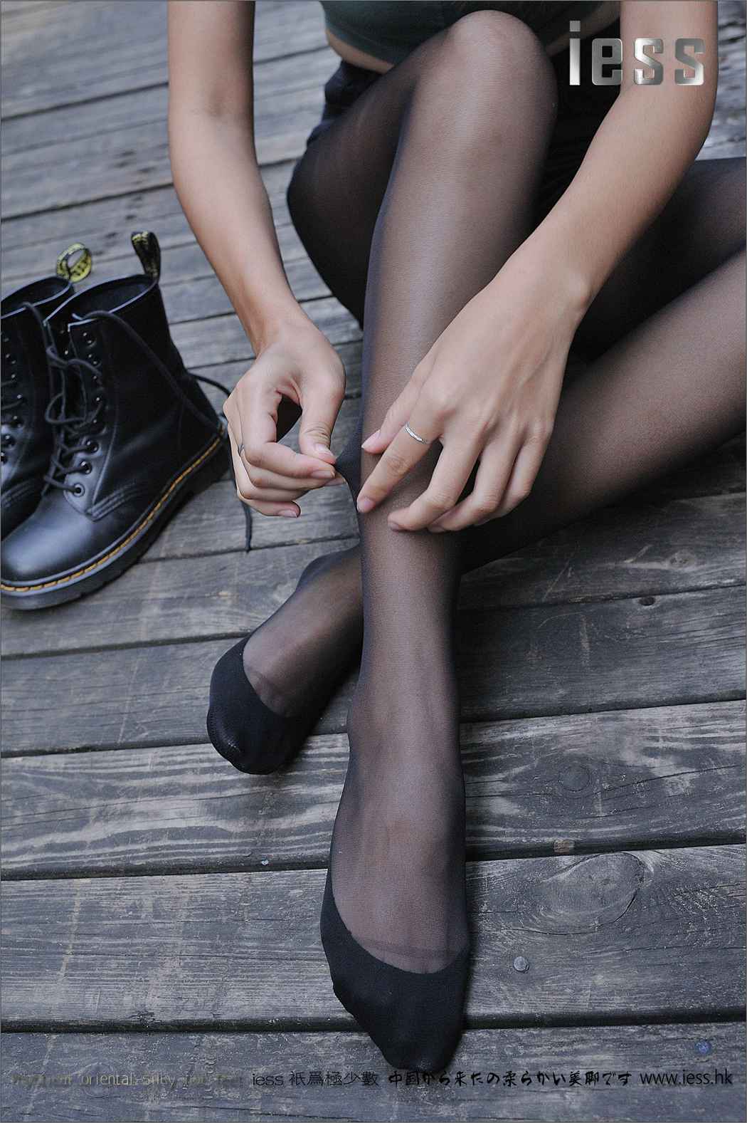 图片[58]-[IESS异思趣向] 2017.01.25 丝足便当064：《黑丝马丁靴》SASA 在线浏览 – 速更版-美库