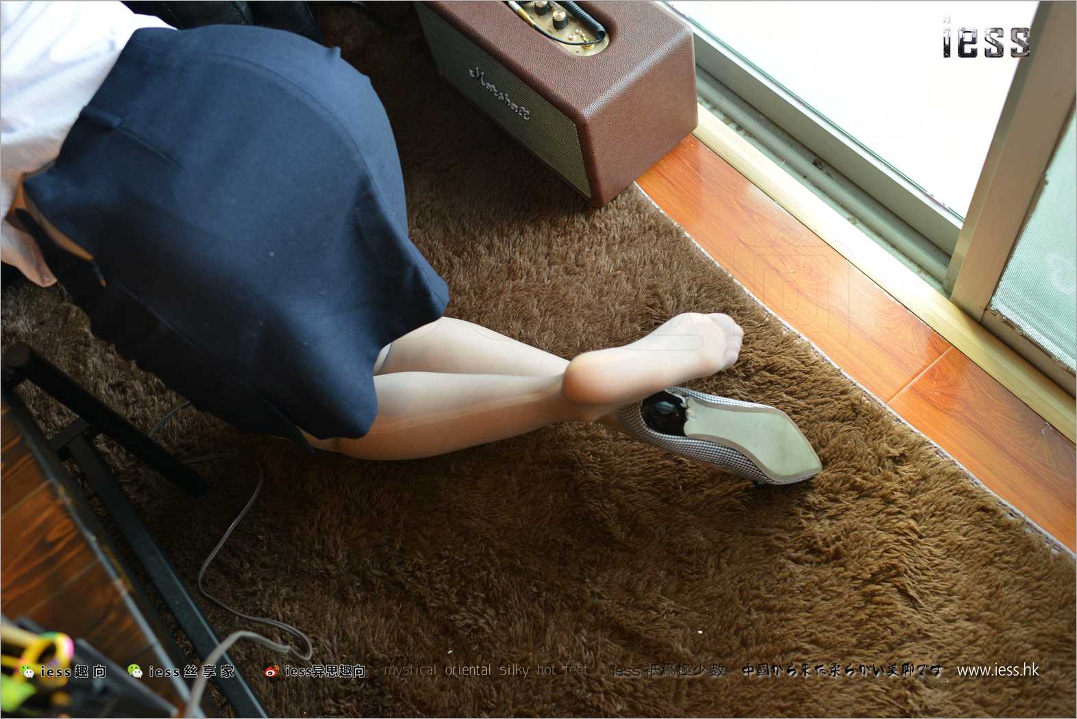 图片[72]-[IESS异思趣向] 2017.08.17 丝足便当135：《穿平底鞋的灰丝OL》新模momo 在线浏览 – 速更版-美库