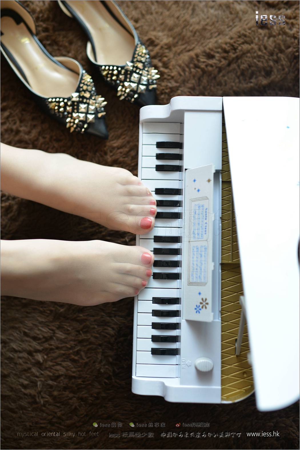 图片[57]-[IESS异思趣向] 2017.08.21 丝足便当138：《脚尖下的钢琴鸣奏曲》人妻芳芳 在线浏览 – 速更版-美库