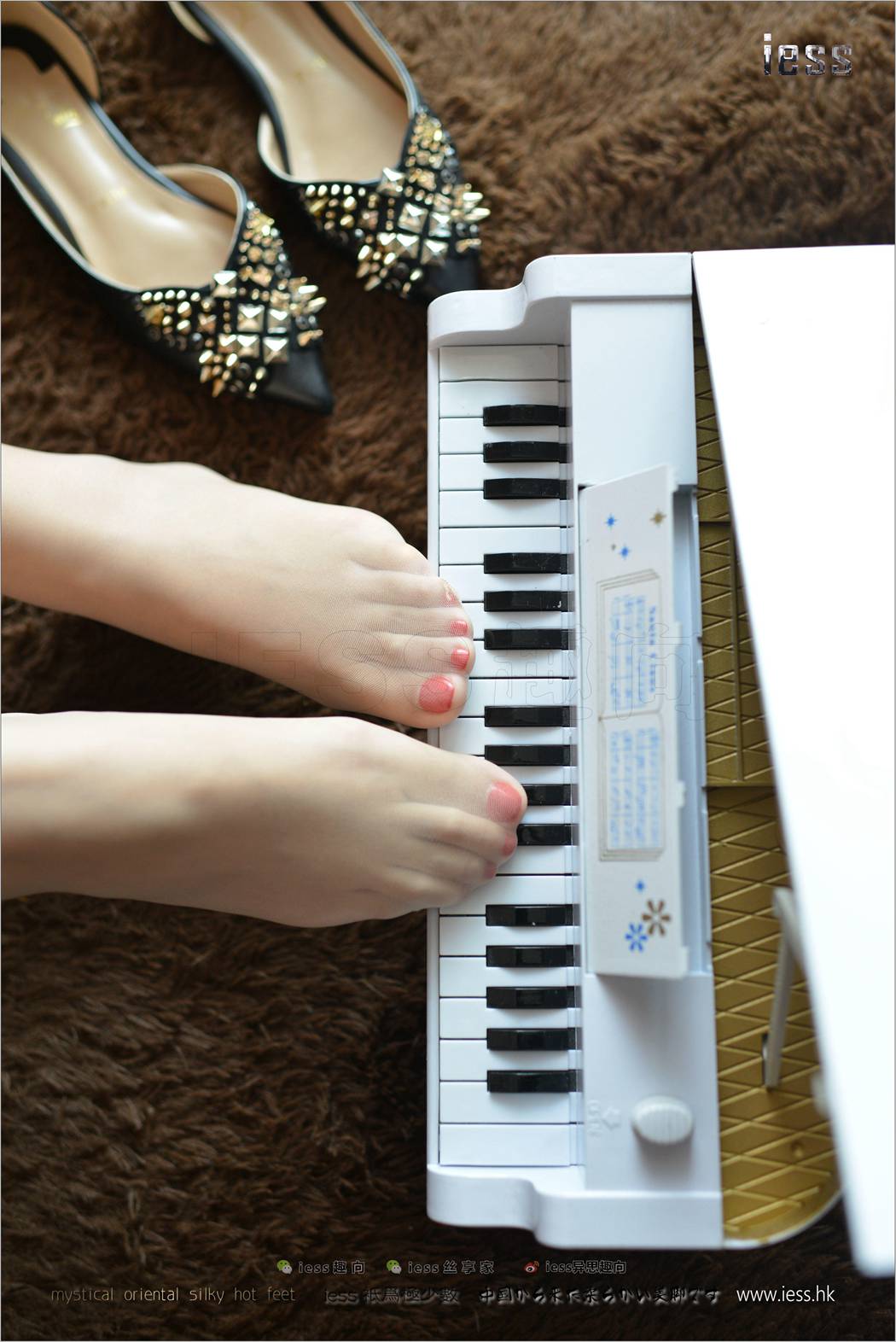 图片[45]-[IESS异思趣向] 2017.08.21 丝足便当138：《脚尖下的钢琴鸣奏曲》人妻芳芳 在线浏览 – 速更版-美库