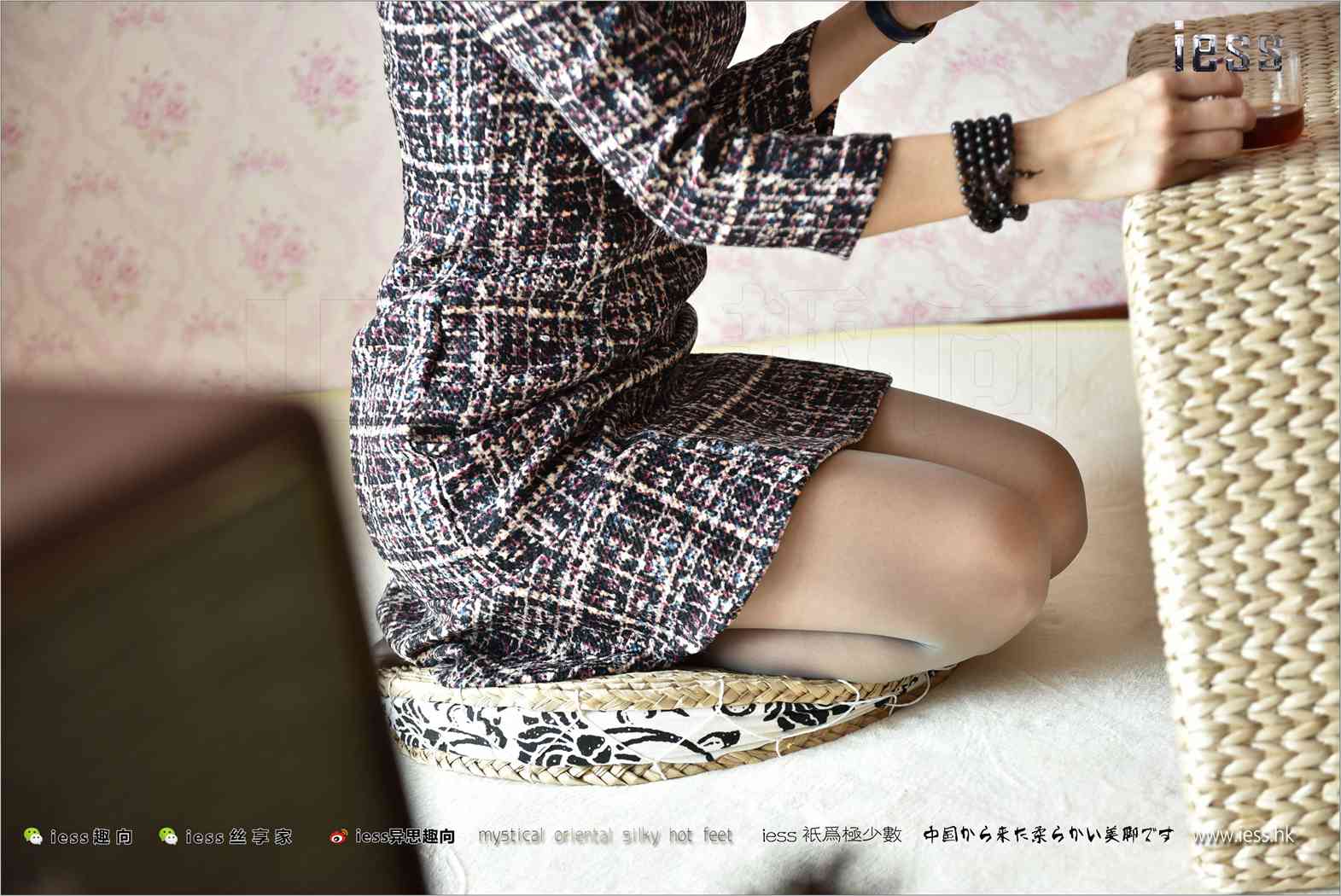 图片[31]-[IESS异思趣向] 2017.11.15 丝足便当169：《做客（厚灰丝）》薇薇 在线浏览 – 速更版-美库