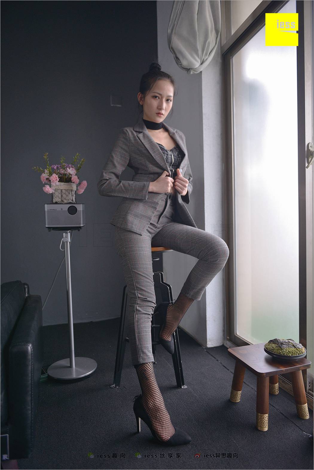 图片[3]-[IESS异思趣向] 2018.06.20 丝足便当241：《短网袜、长裤与职场》潇潇 在线浏览 – 速更版-美库