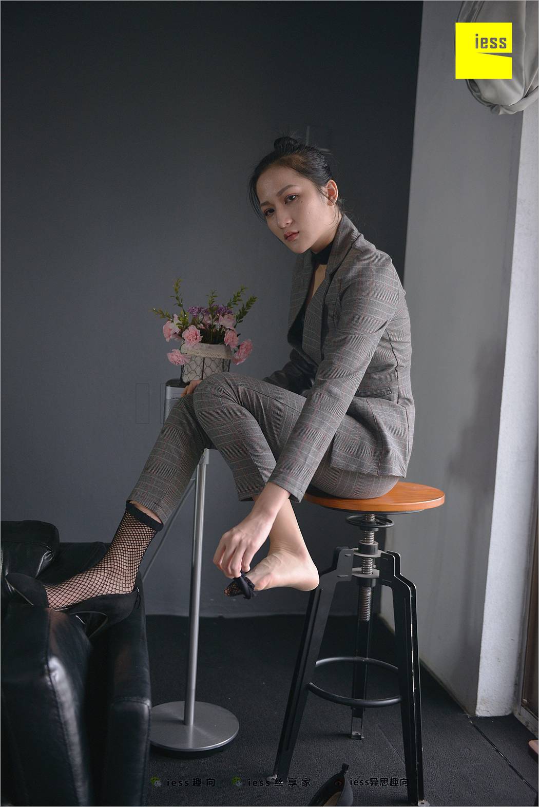 图片[99]-[IESS异思趣向] 2018.06.20 丝足便当241：《短网袜、长裤与职场》潇潇 在线浏览 – 速更版-美库