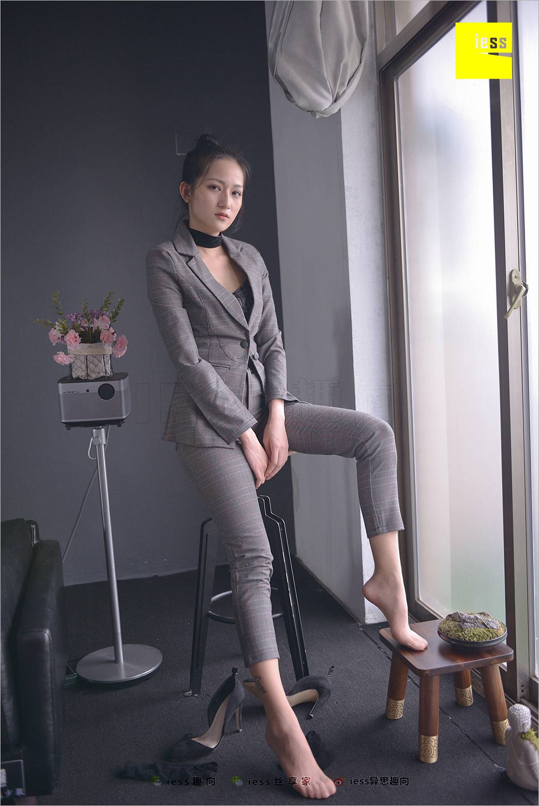 图片[62]-[IESS异思趣向] 2018.06.20 丝足便当241：《短网袜、长裤与职场》潇潇 在线浏览 – 速更版-美库
