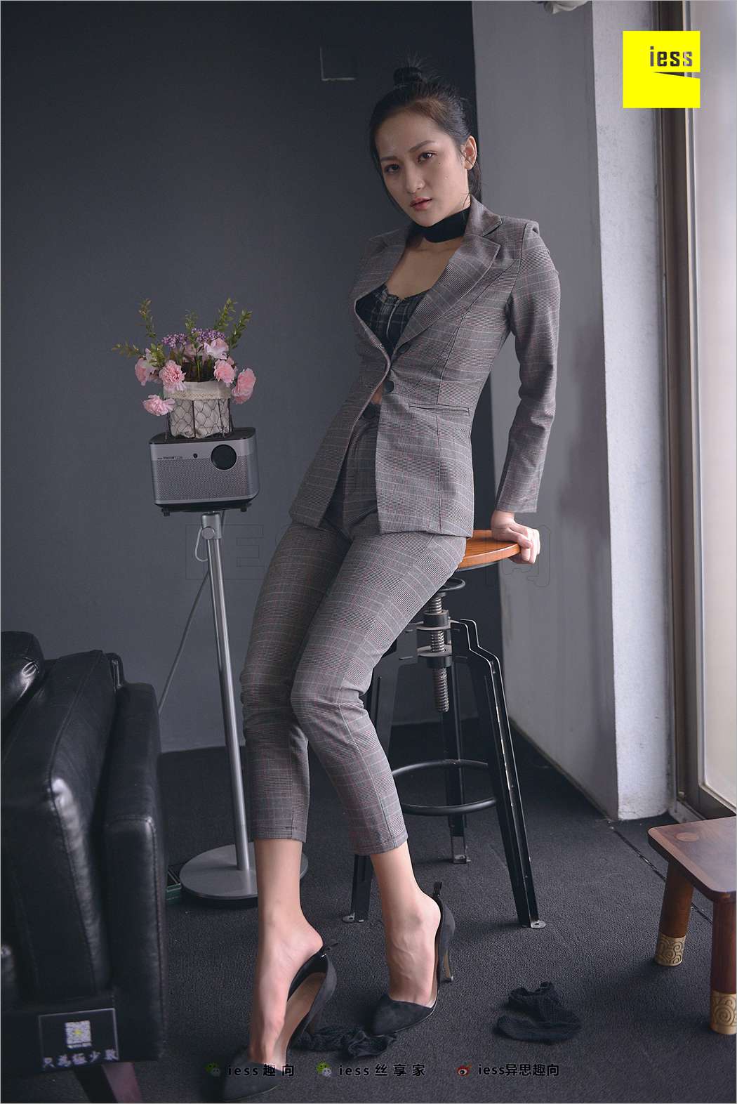 图片[71]-[IESS异思趣向] 2018.06.20 丝足便当241：《短网袜、长裤与职场》潇潇 在线浏览 – 速更版-美库