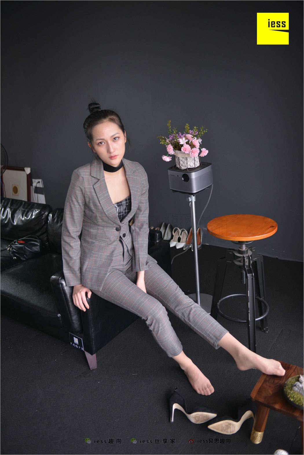 图片[18]-[IESS异思趣向] 2018.06.20 丝足便当241：《短网袜、长裤与职场》潇潇 在线浏览 – 速更版-美库